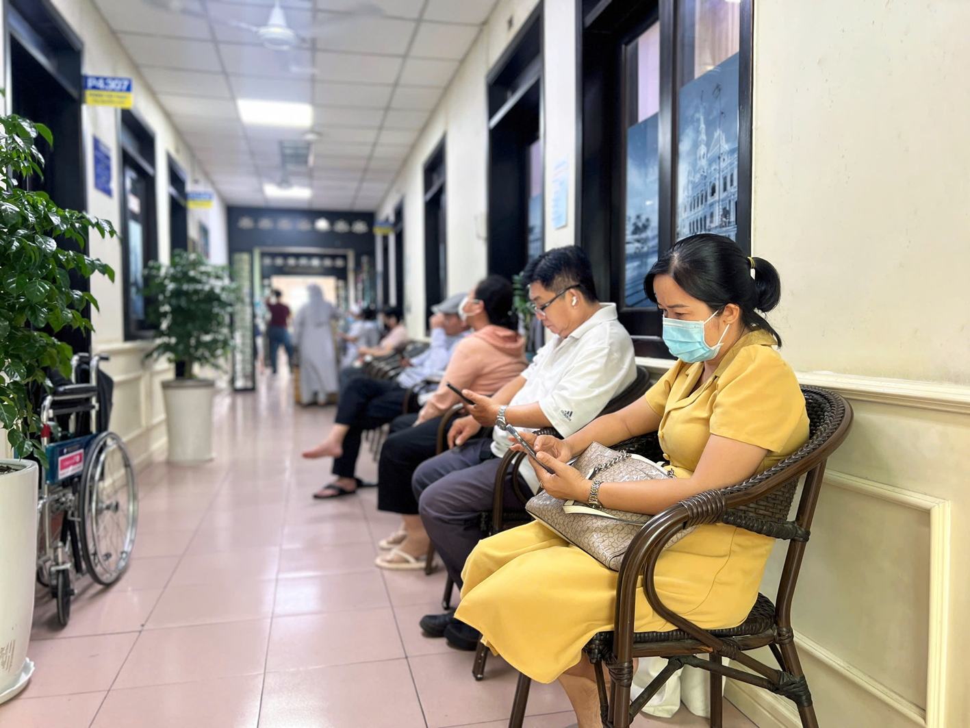 Bệnh viện Y học cổ truyền TPHCM thiết kế hành lang rộng thoáng, nhiều cây xanh để hút khách du lịch