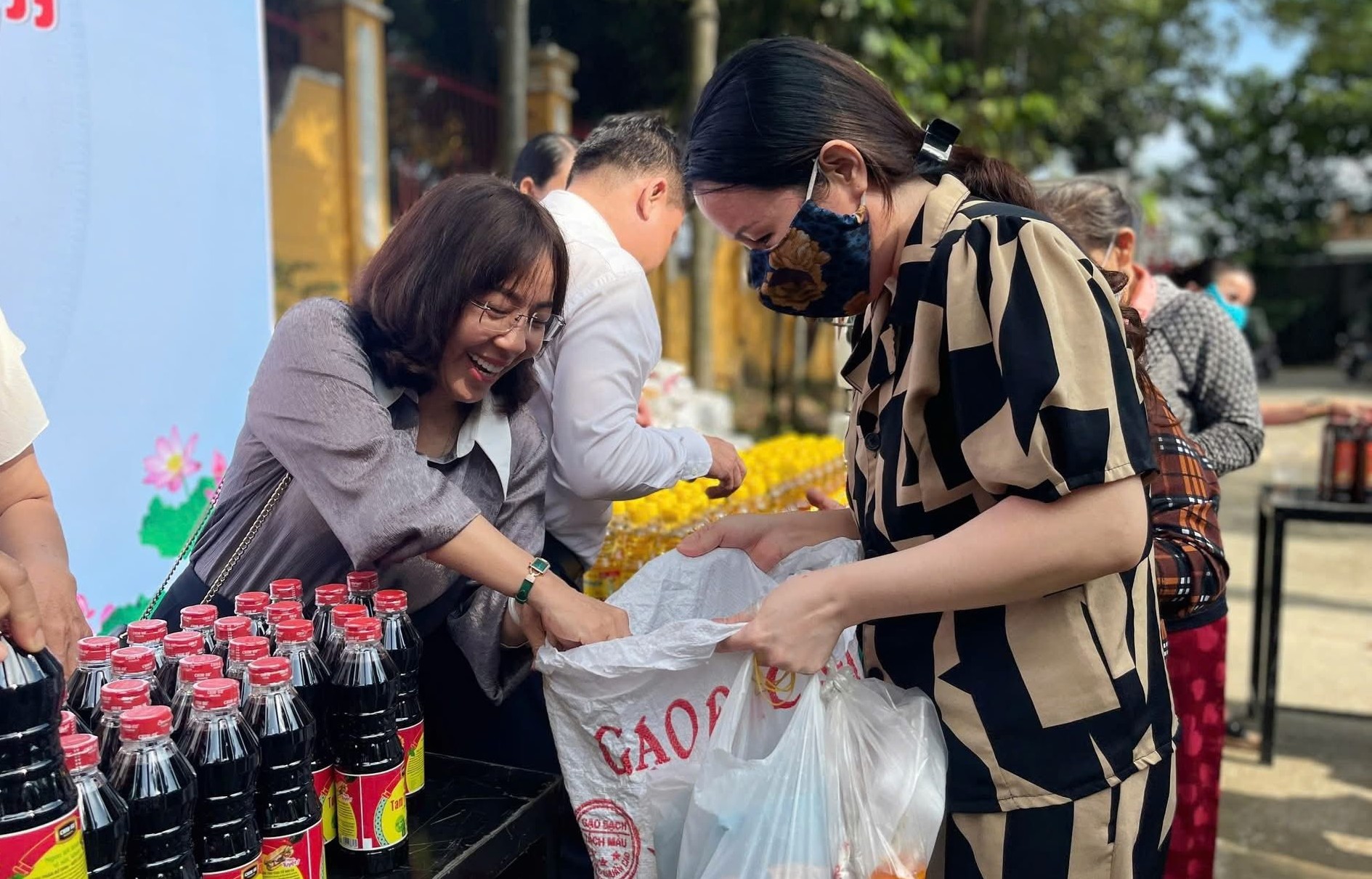 Ban tổ chức tặng quà cho người dân tại ngày hội