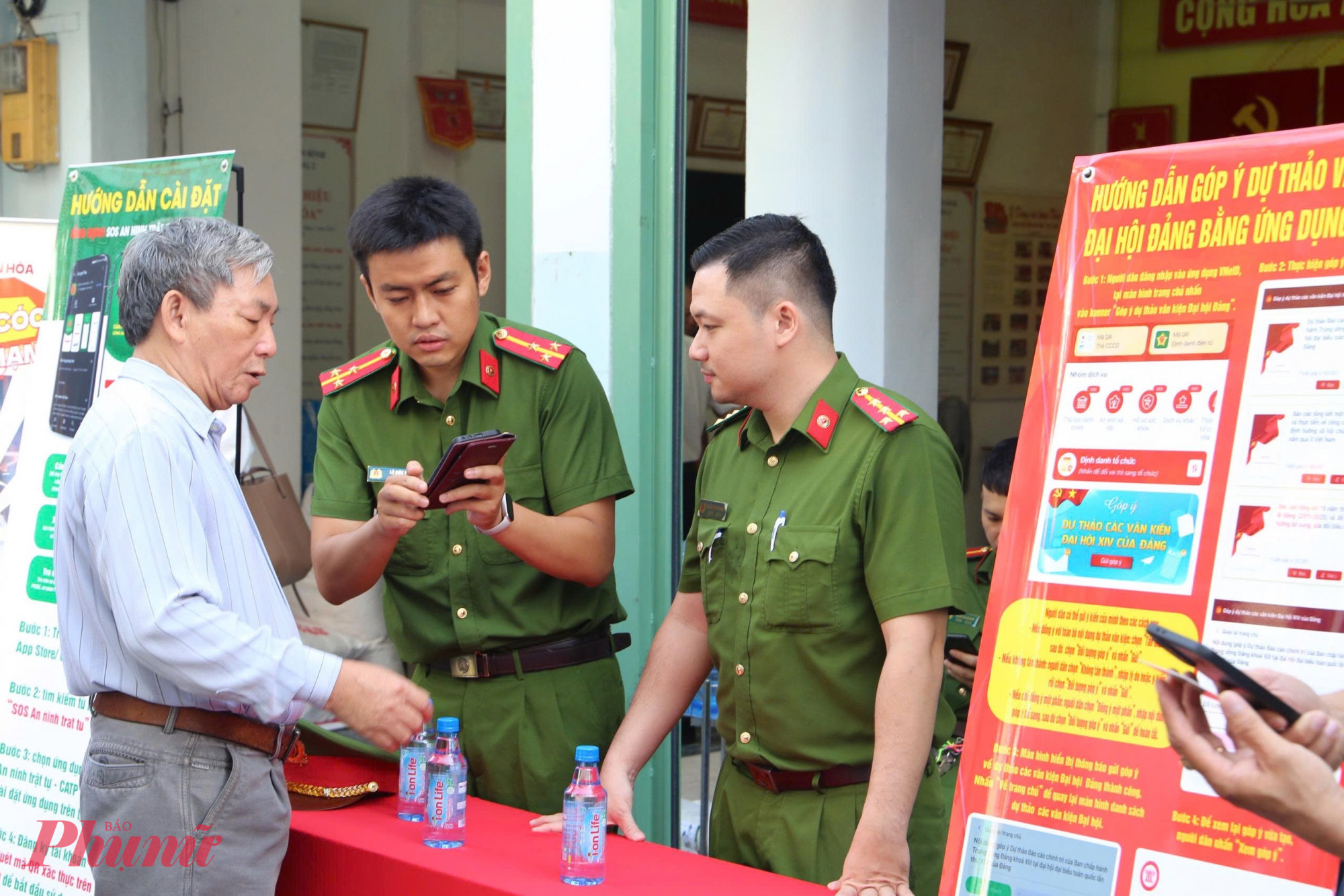 Công an phường Tân Sơn Hoà hướng dẫn người dân làm quen với công nghệ số, nhận diện phòng tránh lừa đảo trực tuyến