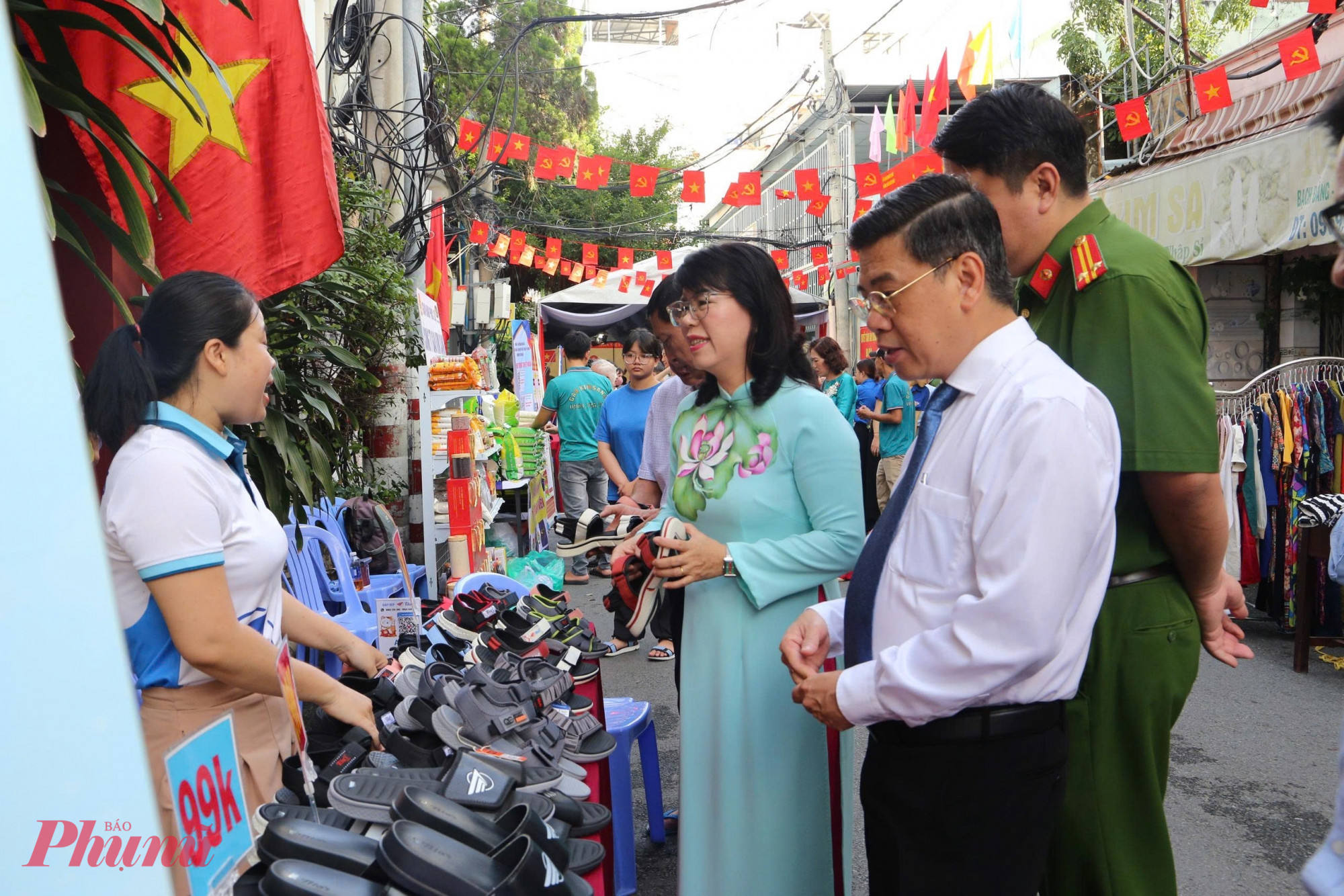 Ông Nguyễn Văn Dũng - Phó chủ tịch UBND TPHCM và bà Trương Lê Mỹ Ngọc, Bí thư Đảng ủy phường Tân Sơn Hoà tham quan các gian hàng tại ngày hội 