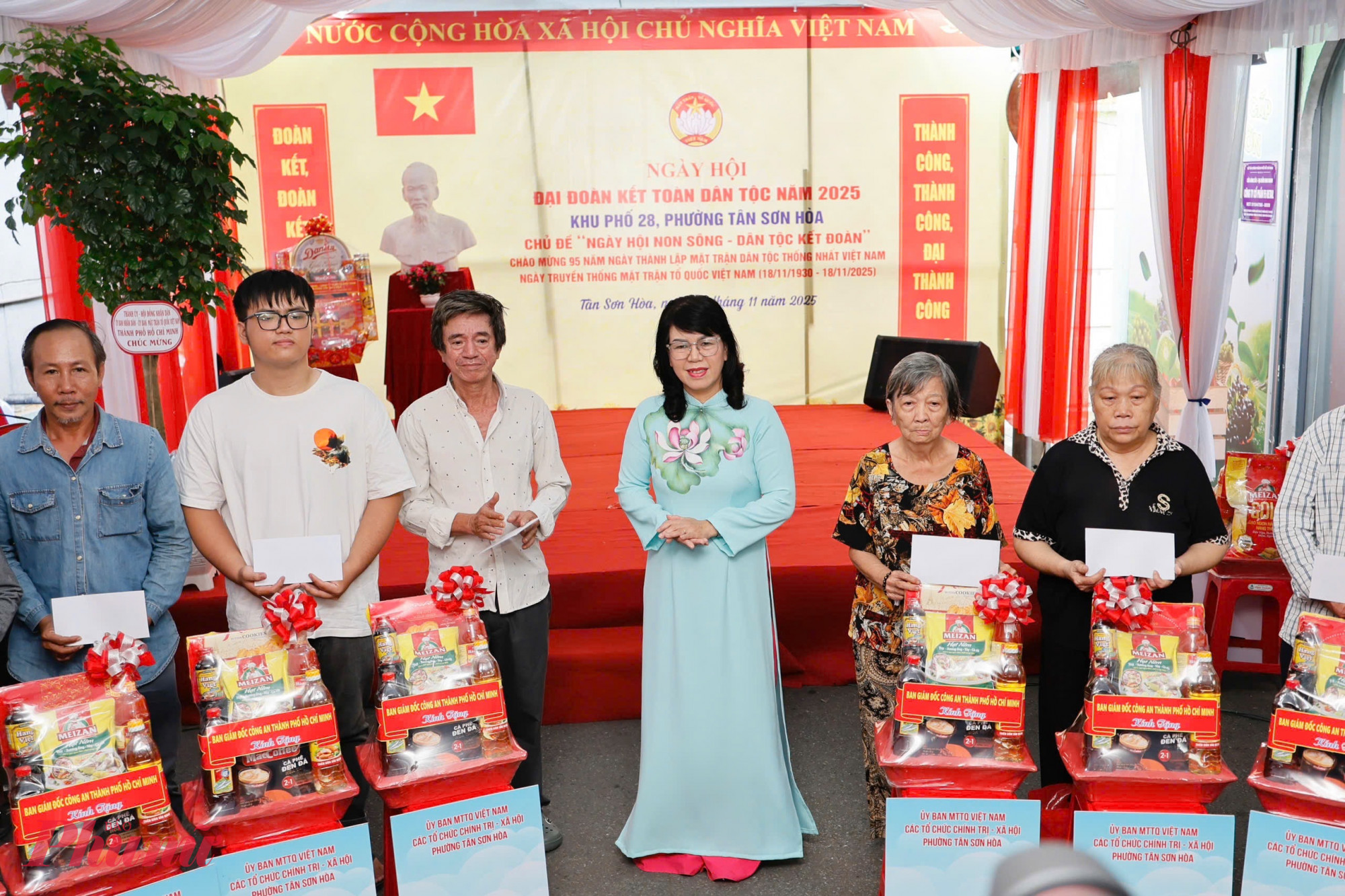 Bà Trương Lê Mỹ Ngọc - Bí thư Đảng ủy phường Tân Sơn Hoà trao quà cho các hộ có hoàn cảnh khó khăn trên địa bàn phường 