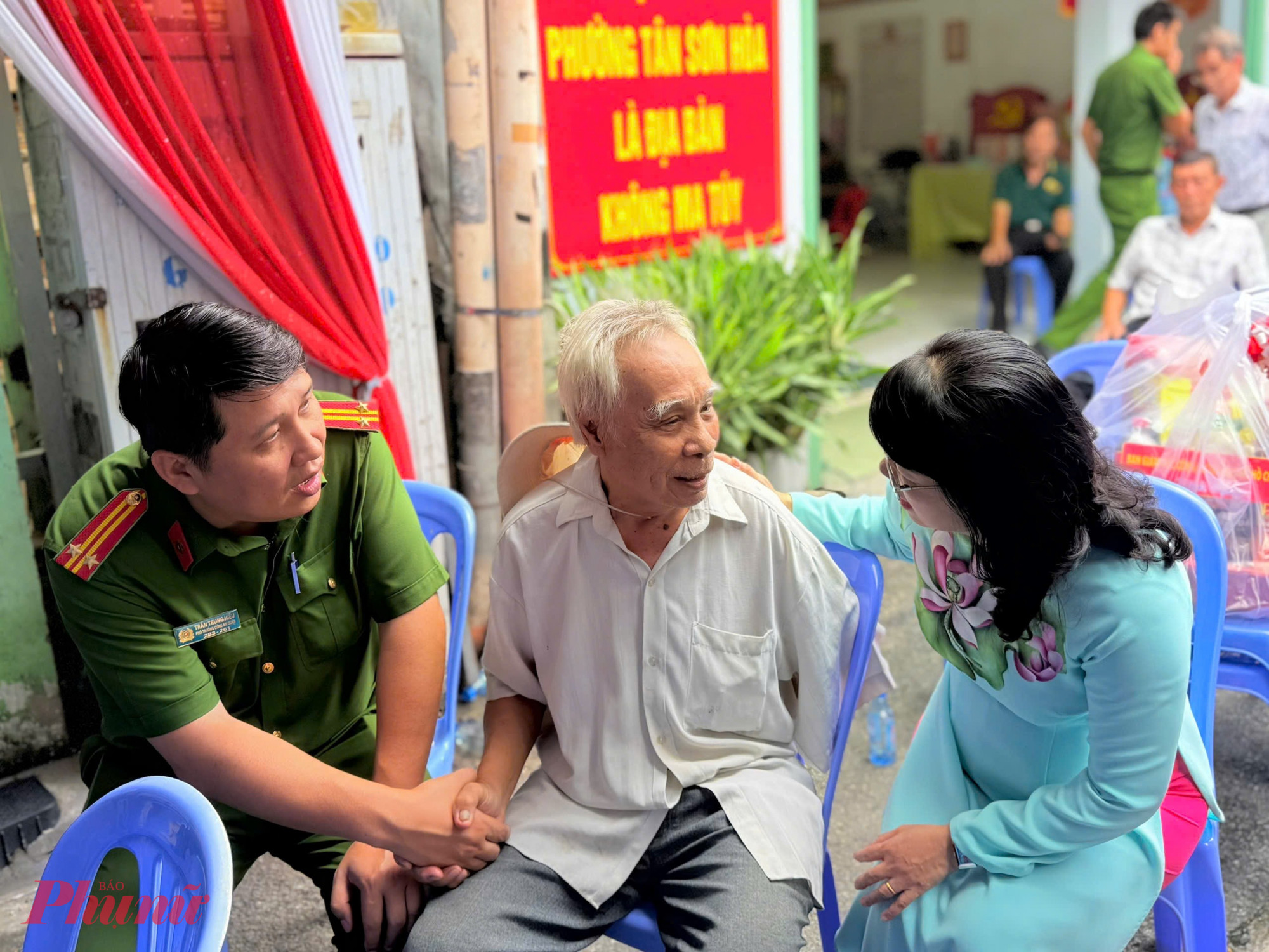 Bà Trương Lê Mỹ Ngọc - Bí thư Đảng ủy phường Tân Sơn Hòa và ông Trần Trung Hiếu - Trưởng Công an phường Tân Sơn Hòa thăm hỏi, động viên các hộ dân có hoàn cảnh khó khăn trên địa bàn