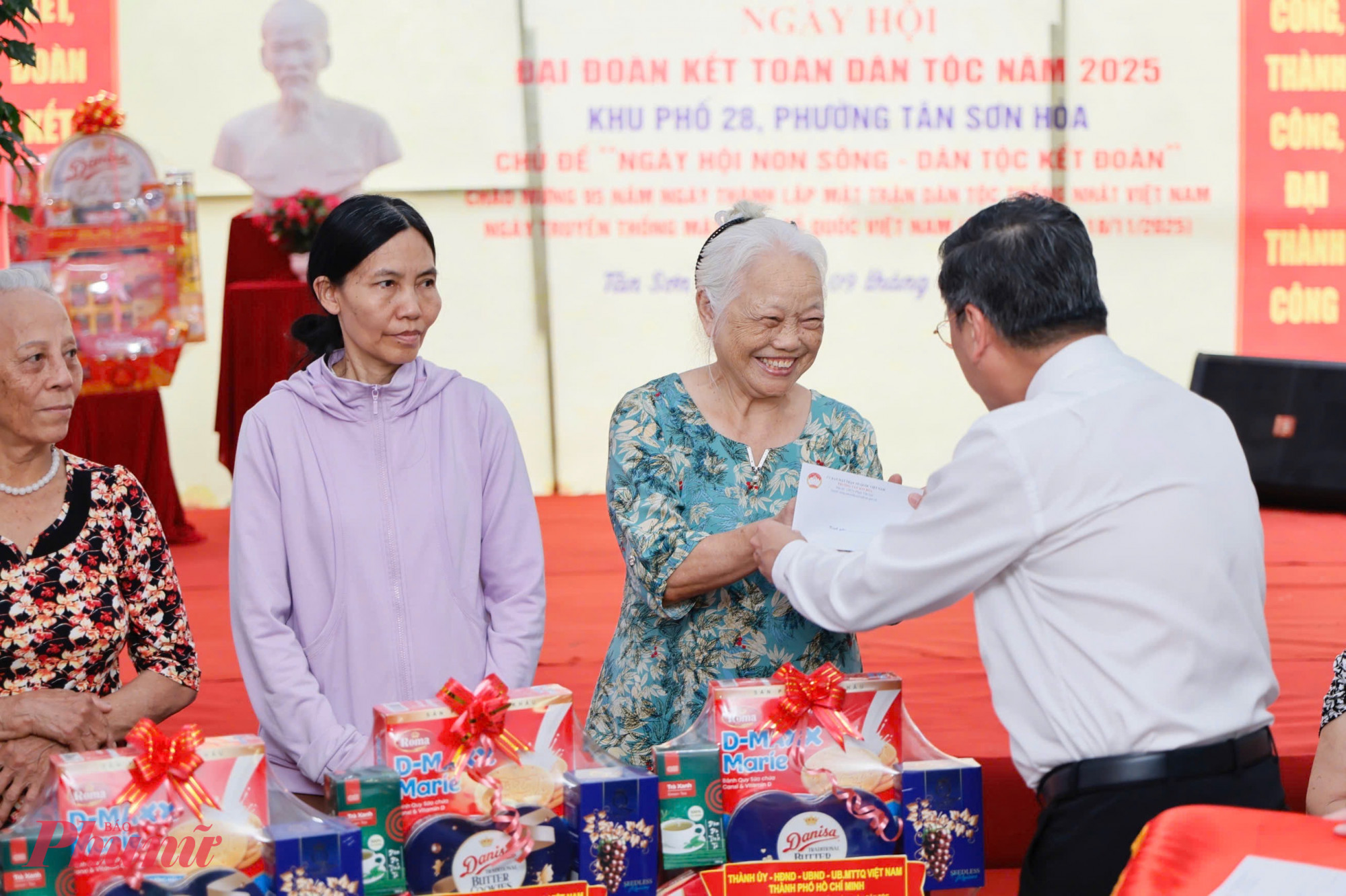Ông Nguyễn Văn Dũng - Phó chủ tịch UBND TPHCM trao quà cho các hộ có hoàn cảnh khó khăn trên địa bàn phường Tân Sơn Hoà 