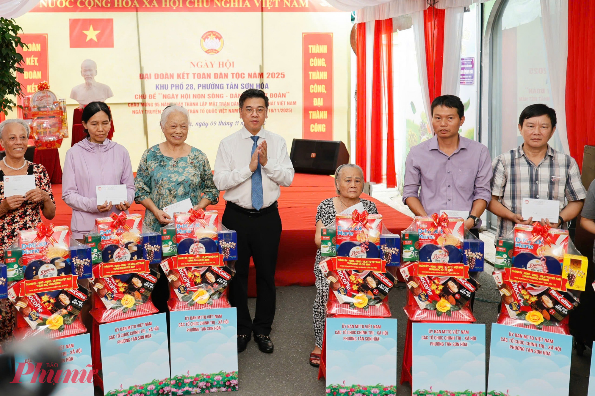 Ông Nguyễn Văn Dũng - Phó chủ tịch UBND TPHCM trao quà cho các hộ có hoàn cảnh khó khăn trên địa bàn phường Tân Sơn Hoà