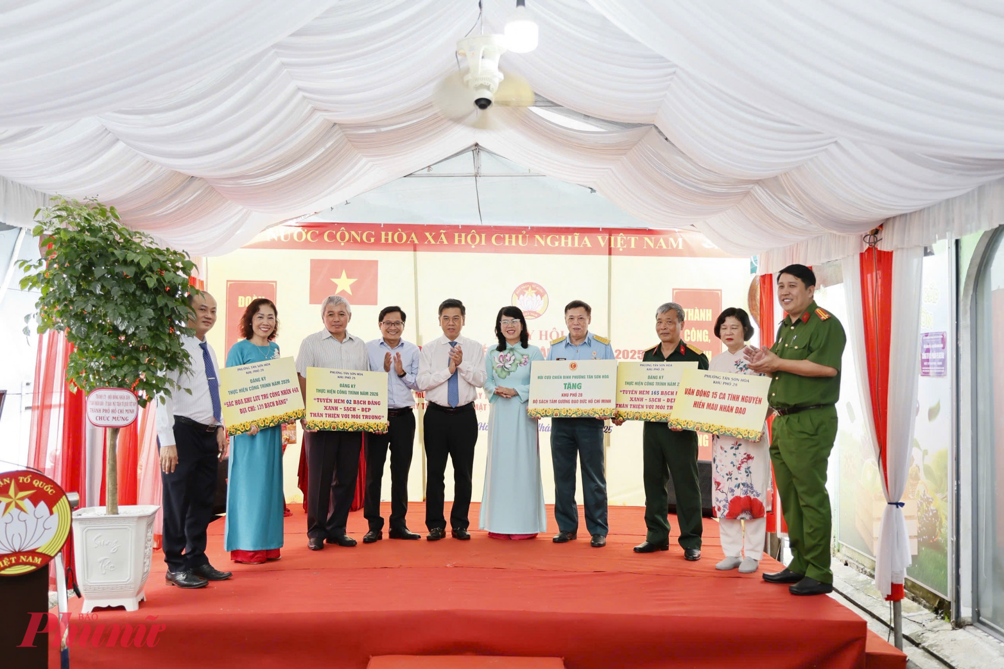 các thành viên Ban Công tác Mặt trận Khu phố 28 lên nhận bảng Đăng ký thực hiện Công trình năm 2026.