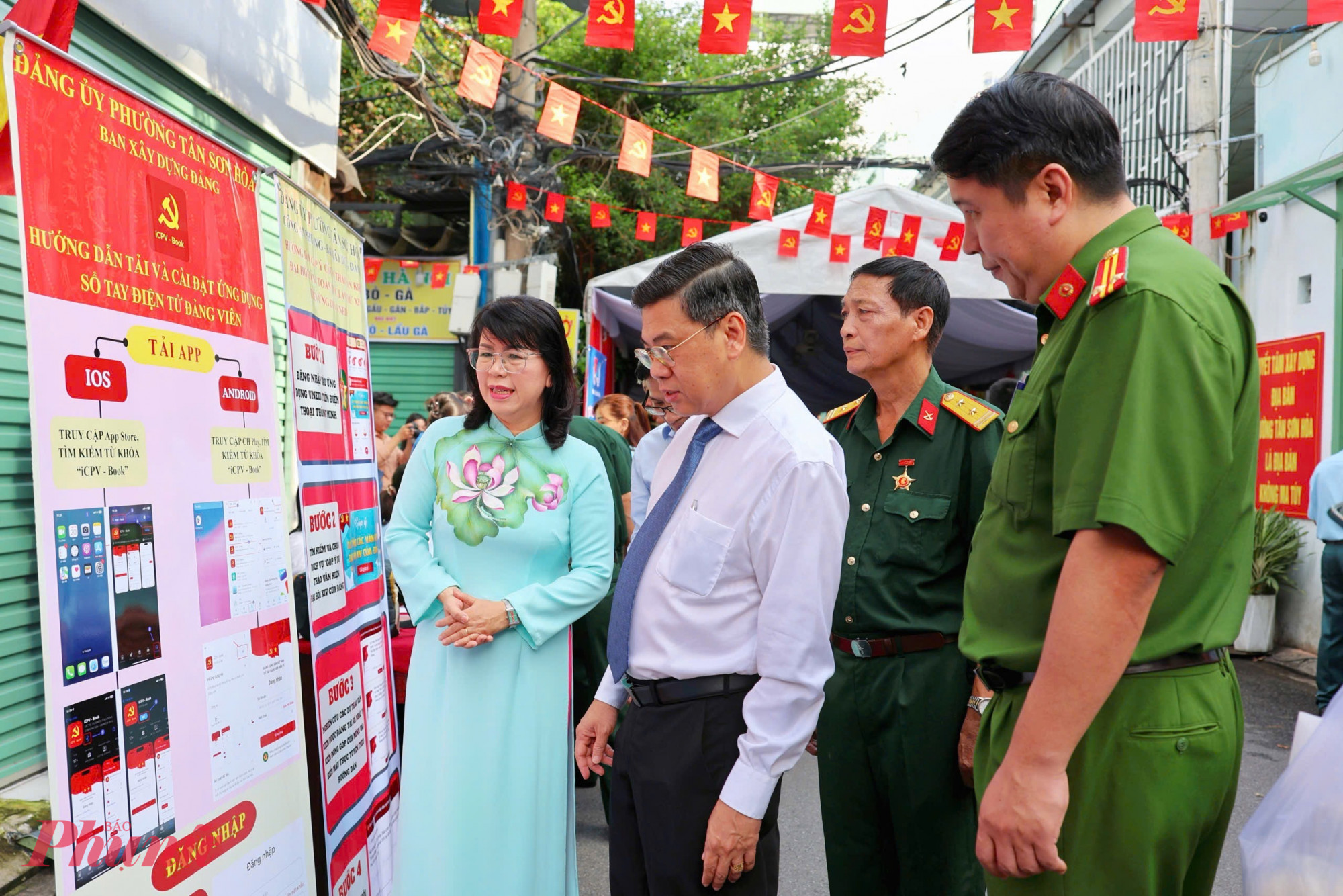 Ông Nguyễn Văn Dũng  Phó chủ tịch UBND TPHCM và bà Trương Lê Mỹ Ngọc – Bí thư Đảng ủy phường Tân Sơn Hòa, tham quan khu vực hướng dẫn dịch vụ công trực tuyến và thủ tục hành chính, nơi các chi đoàn Công an và Đoàn Thanh niên hỗ trợ người dân làm quen với công nghệ số, giúp nâng cao kỹ năng sử dụng công nghệ, tăng sự tự tin và khả năng nhận diện, phòng tránh các hành vi lừa đảo trực tuyến.