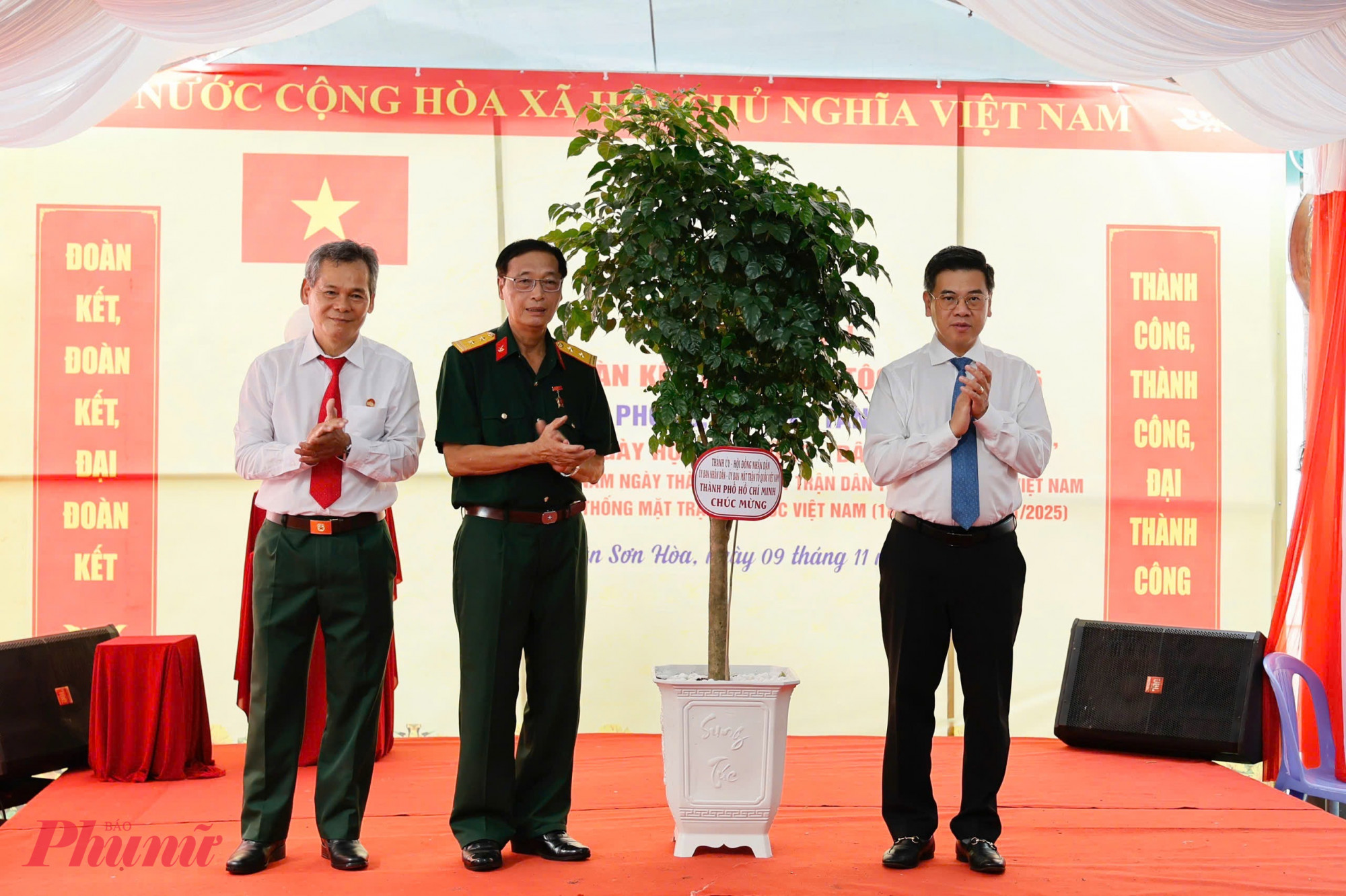 Ông Nguyễn Văn Dũng, Thành ủy viên, Phó Chủ tịch UBND TPHCM lên trao tặng cây Hạnh phúc chúc mừng ngày hội 