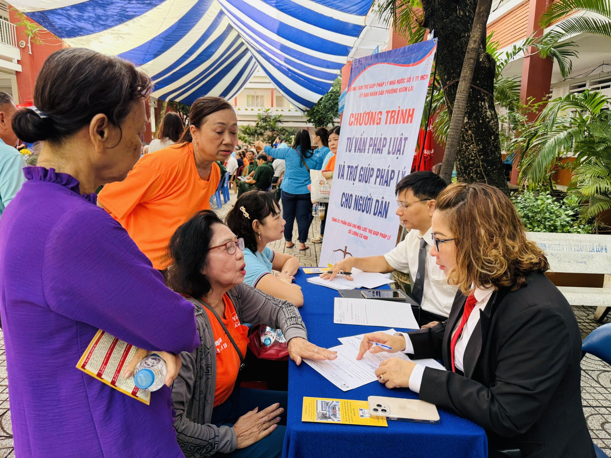 Người dân phường Vườn Lài tham gia tư vấn pháp luật miễn phí - Ảnh: NT