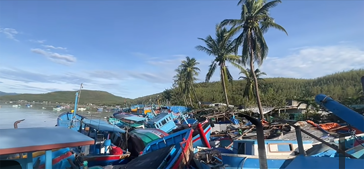 Hàng trăm tàu, ghe, thuyền nằm ngổn ngang, chồng chất lên nhau ở Vũng Chào, phường Sông Cầu-Ảnh: Mạnh Hoài Nam