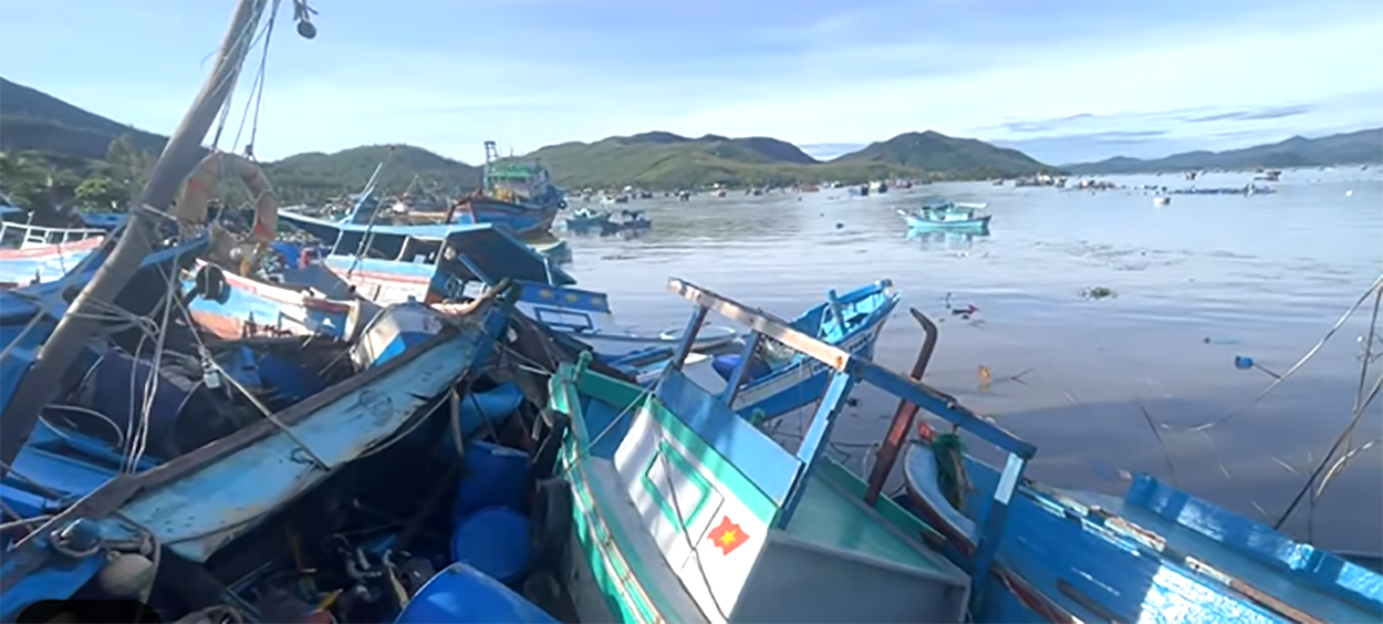 Ghe, tàu và thuyền bị sóng đánh dạt, chìm hoặc hư hỏng nặng- Ảnh: Mạnh Hoài Nam