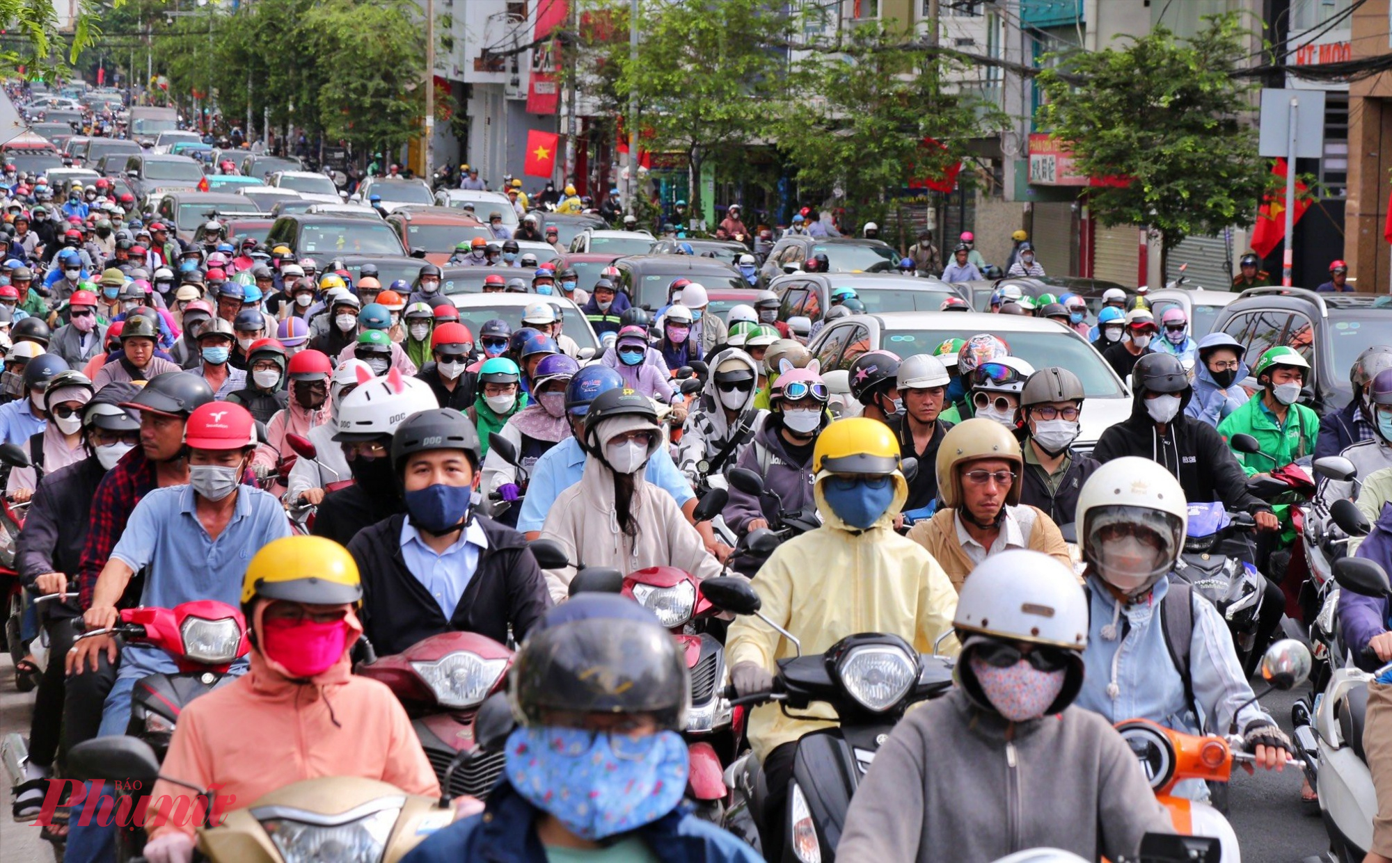 Người dân mệt mỏi khi phải hành xác trên đường Đinh Bộ Lĩnh mỗi ngày vì kẹt xe.