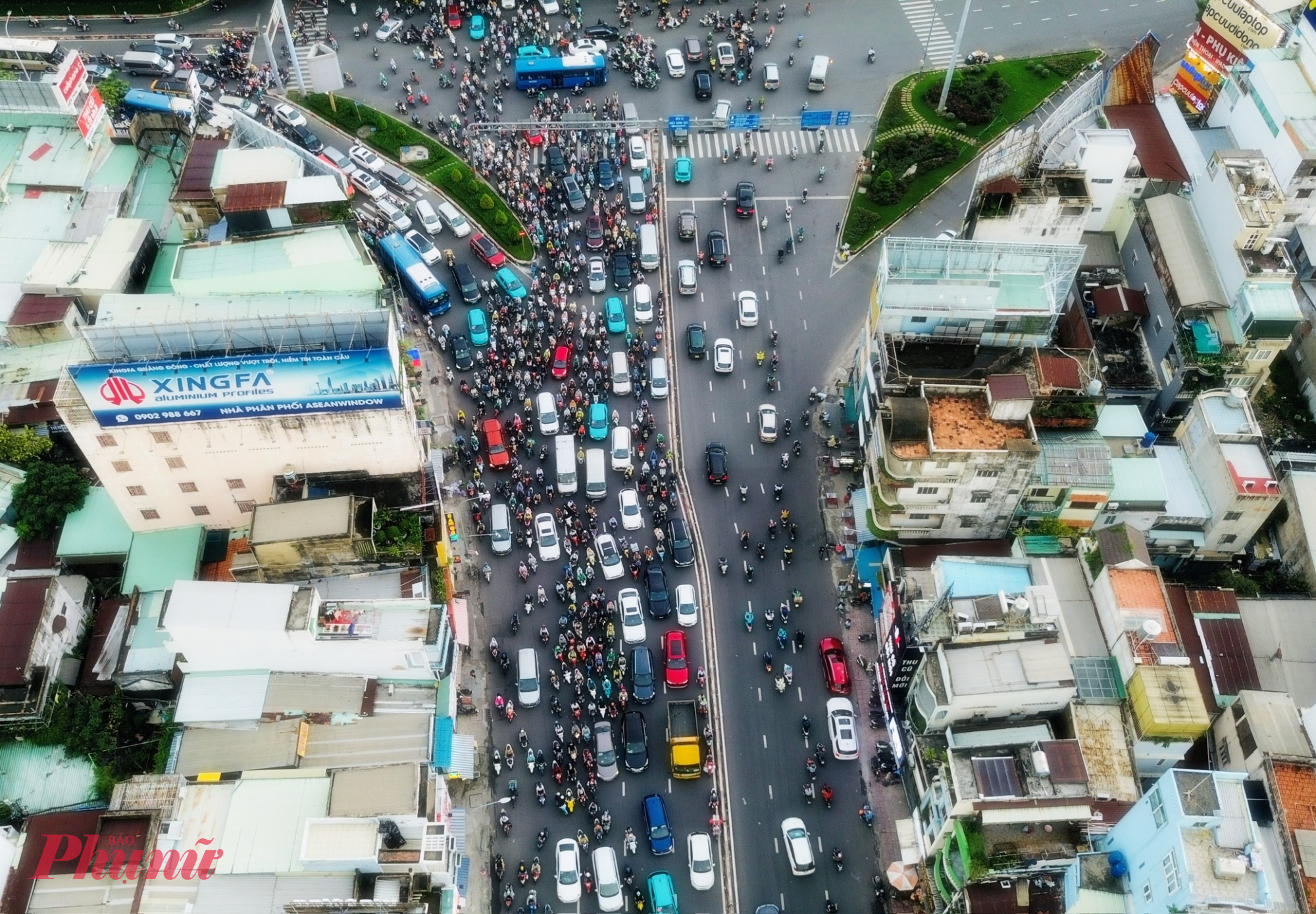 Ùn tắc trên đường Xô Viết Nghệ Tĩnh qua ngã tư Hàng Xanh - Ảnh: TQ
