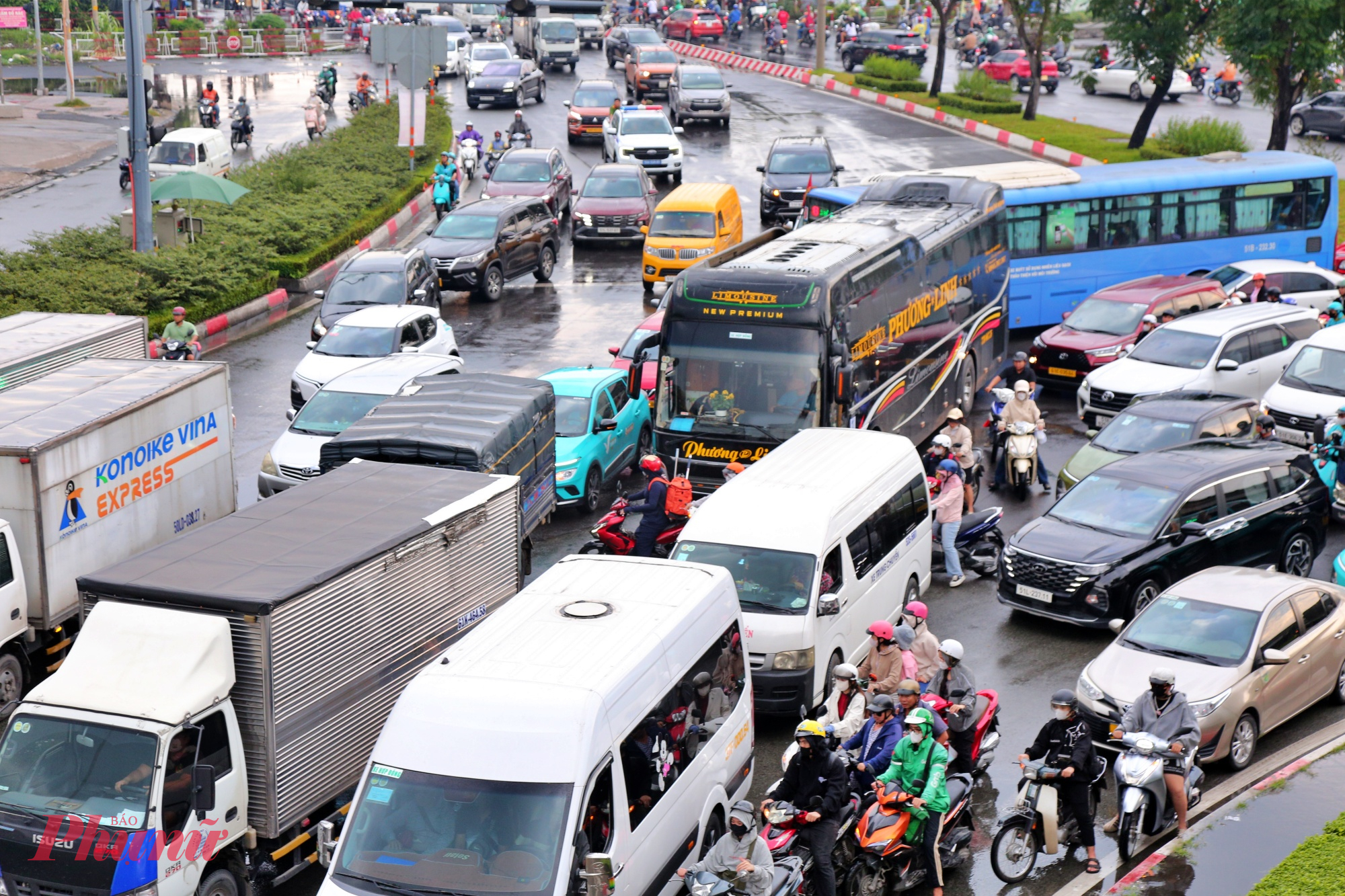 Giao thông rối loạn vì kẹt xe kéo dài từ Quốc lộ 13 đến vòng xoay Phạm Văn Đồng - Ảnh: TQ