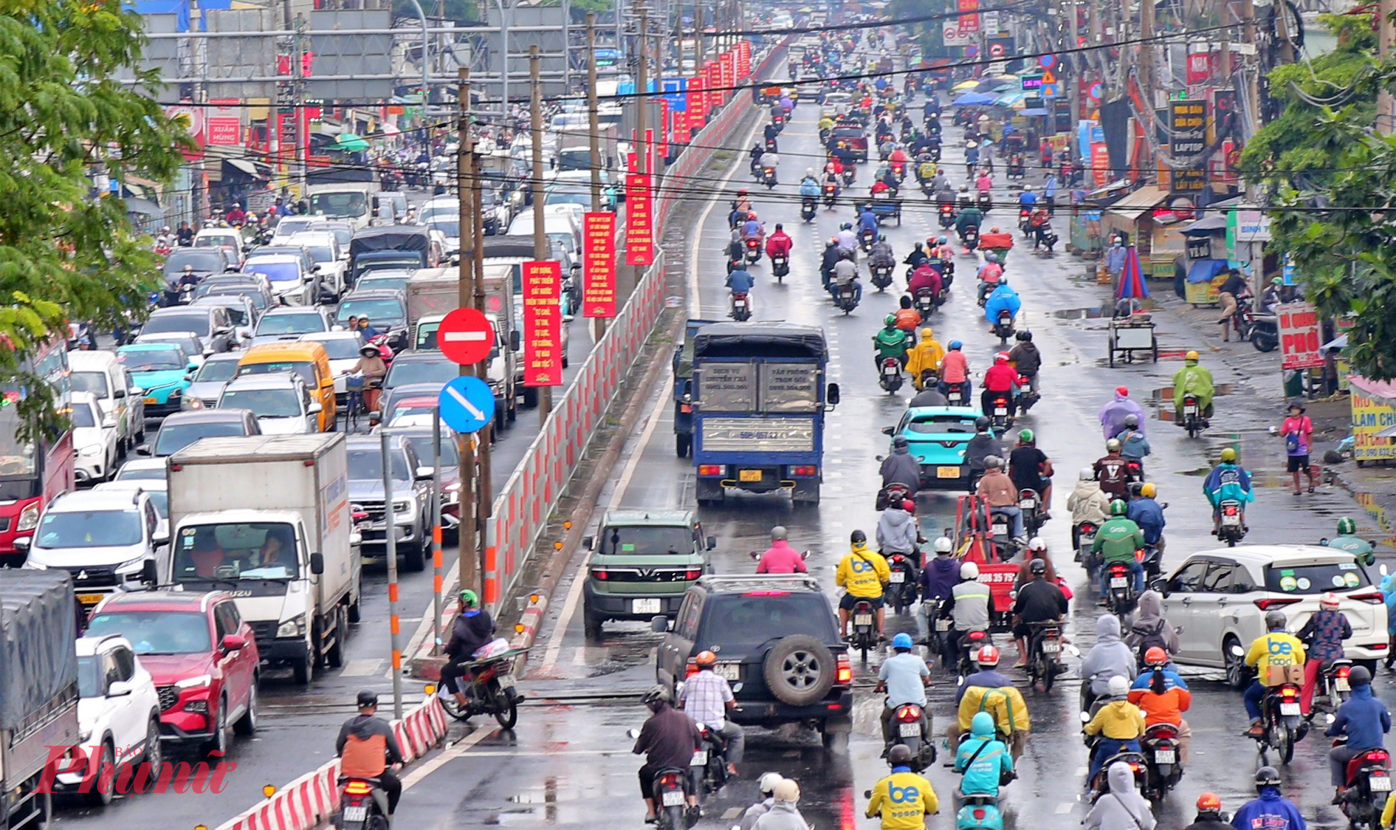 Kẹt xe trên Quốc lộ 13 đoạn qua phường Hiệp Bình - Ảnh: TQ