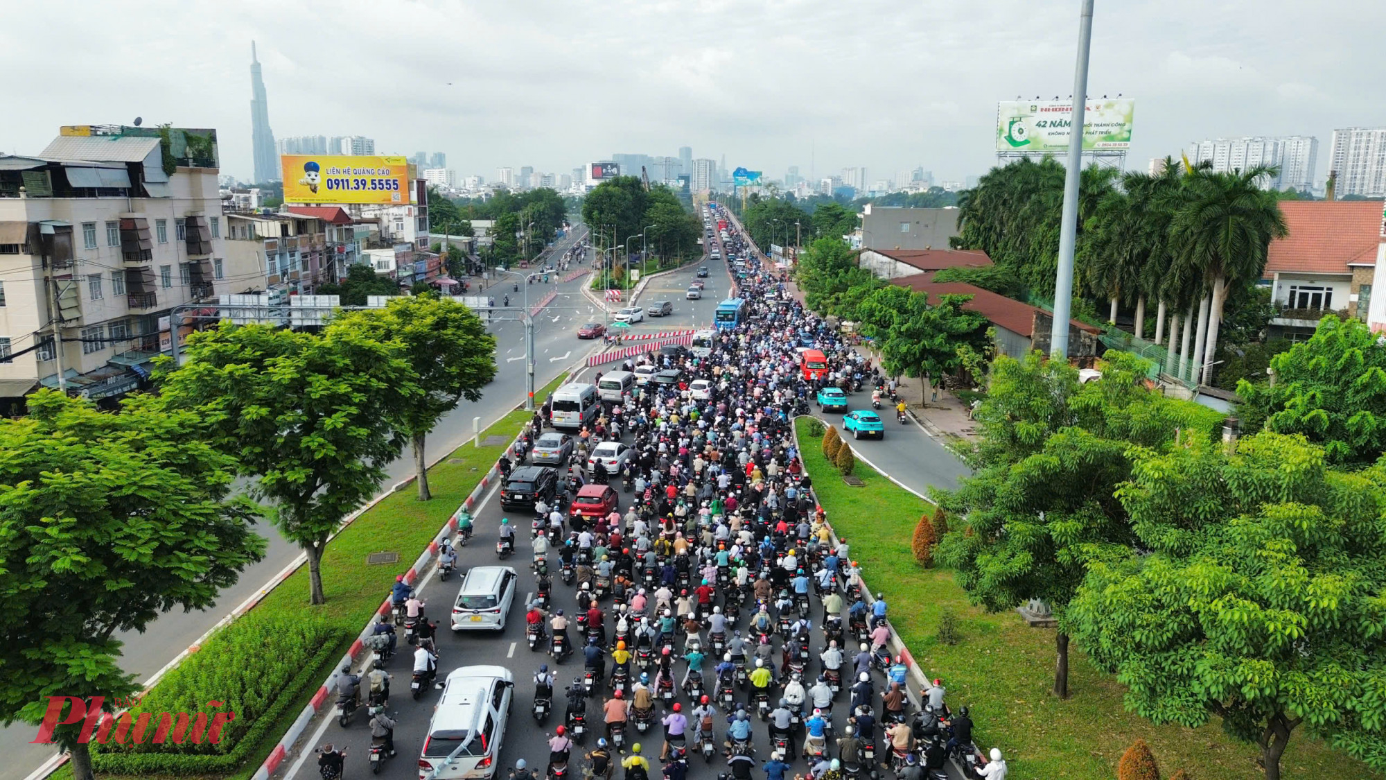 Kẹt xe kéo dài qua cầu Bình Triệu 2 đến đường Đinh Bộ Lĩnh - Ảnh: TQ