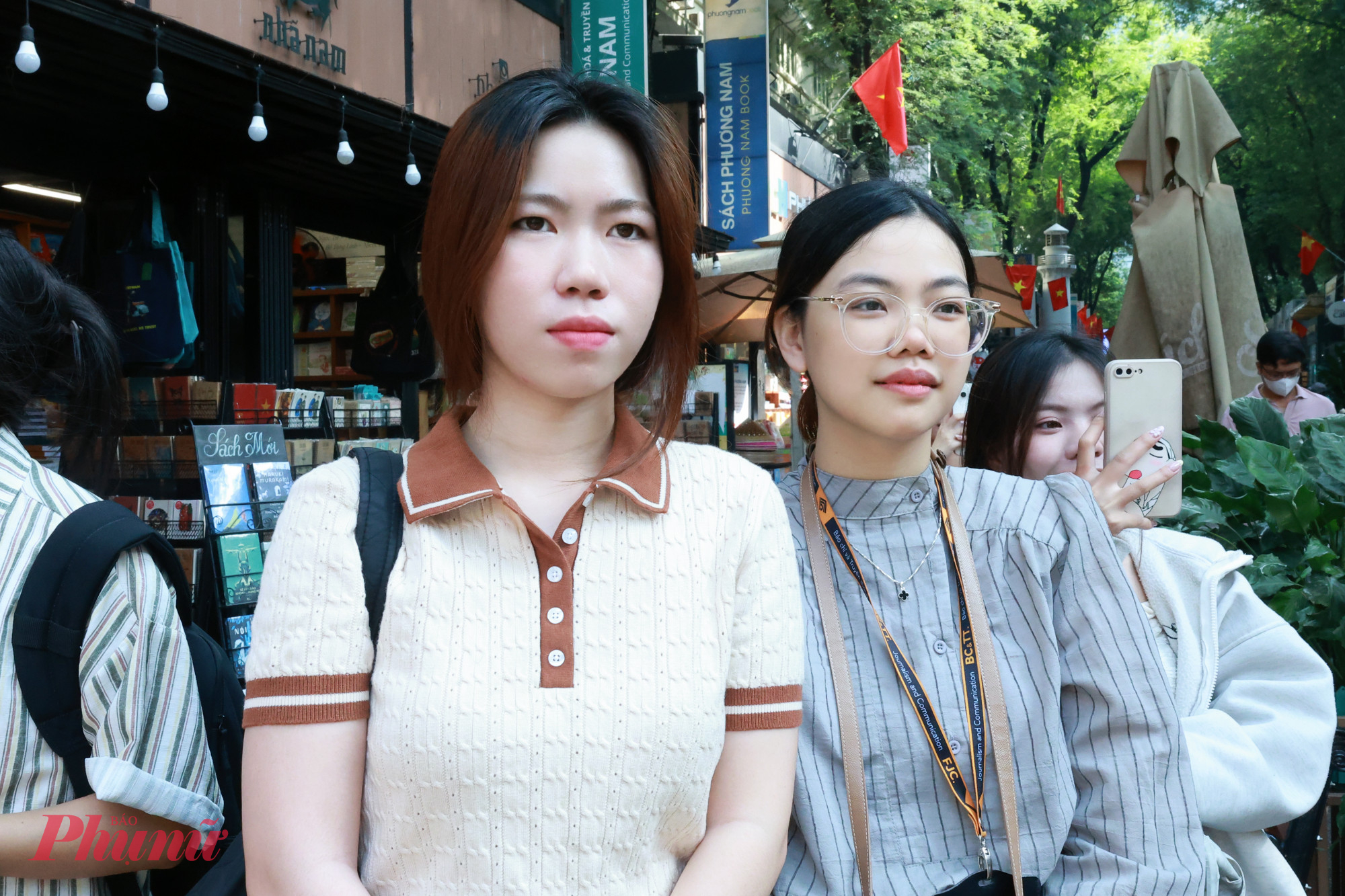 Minh Thư (phải) và Linh Nga (trái) chăm chú xem trích đoạn Ôn Đình chém Tá tại sự kiện Hát bội với Âm nhạc dân tộc 2025