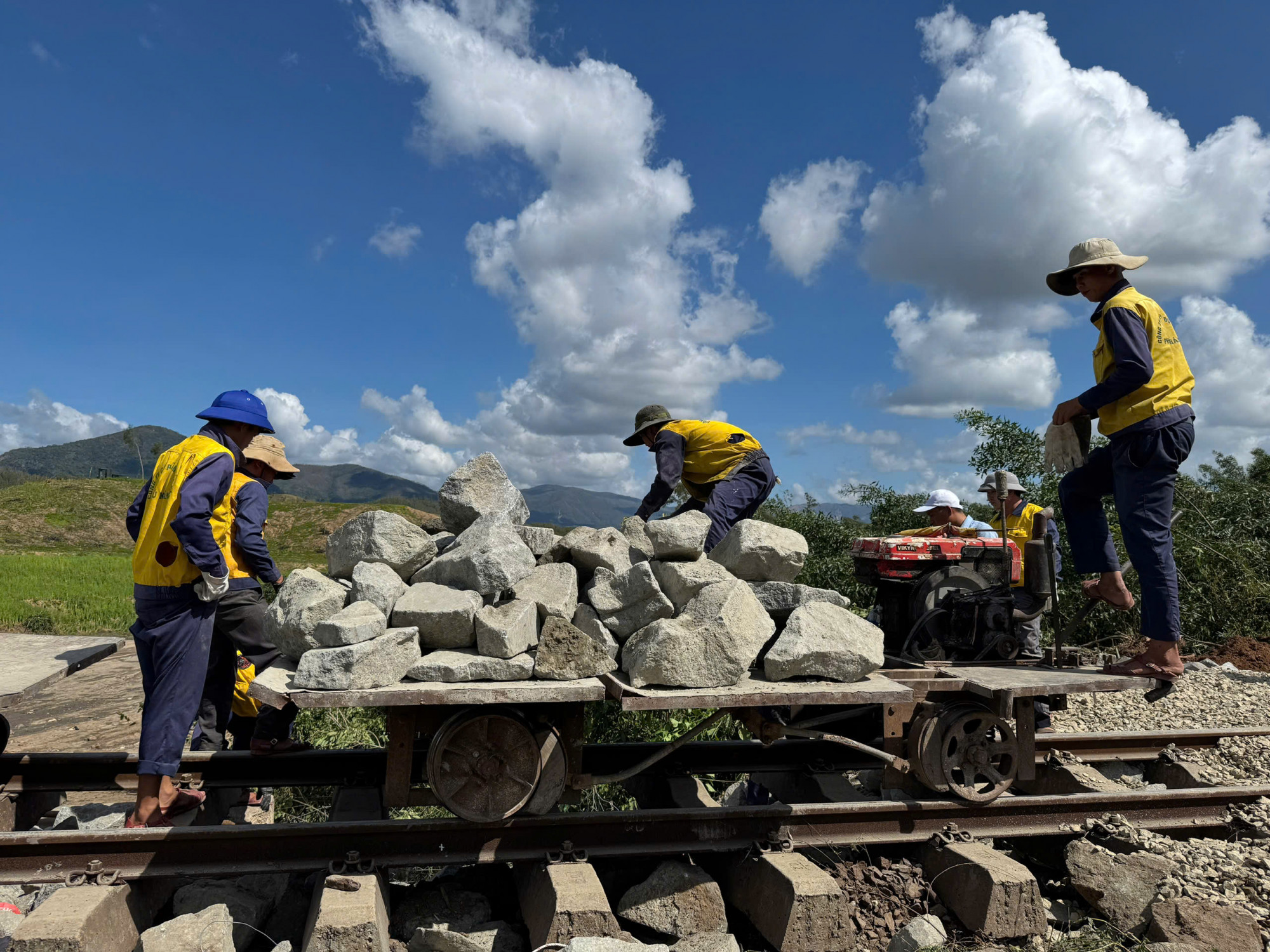 Tổng Công ty Đường sắt Việt Nam huy động hàng trăm công nhân cùng nhiều phương tiện và vật tư cần thiết để ứng cứu, khắc phục sự cố sạt lở hơn 90m thuộc xã Xuân Lãnh (tỉnh Đắk Lắk) -Ảnh: Mạnh Hoài Nam