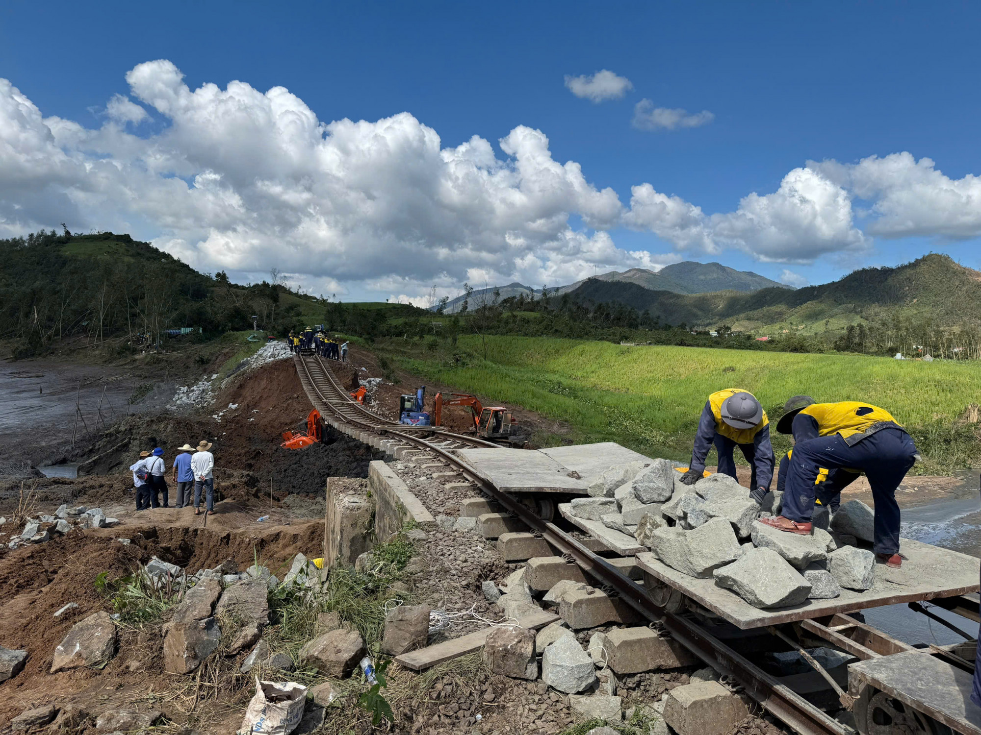 Khắc phục sự cố sạt lở tại Km1136 với do bão số 13 gây sạt lở, đường ray như chiếc võng- Ảnh: Mạnh Hoài Nam