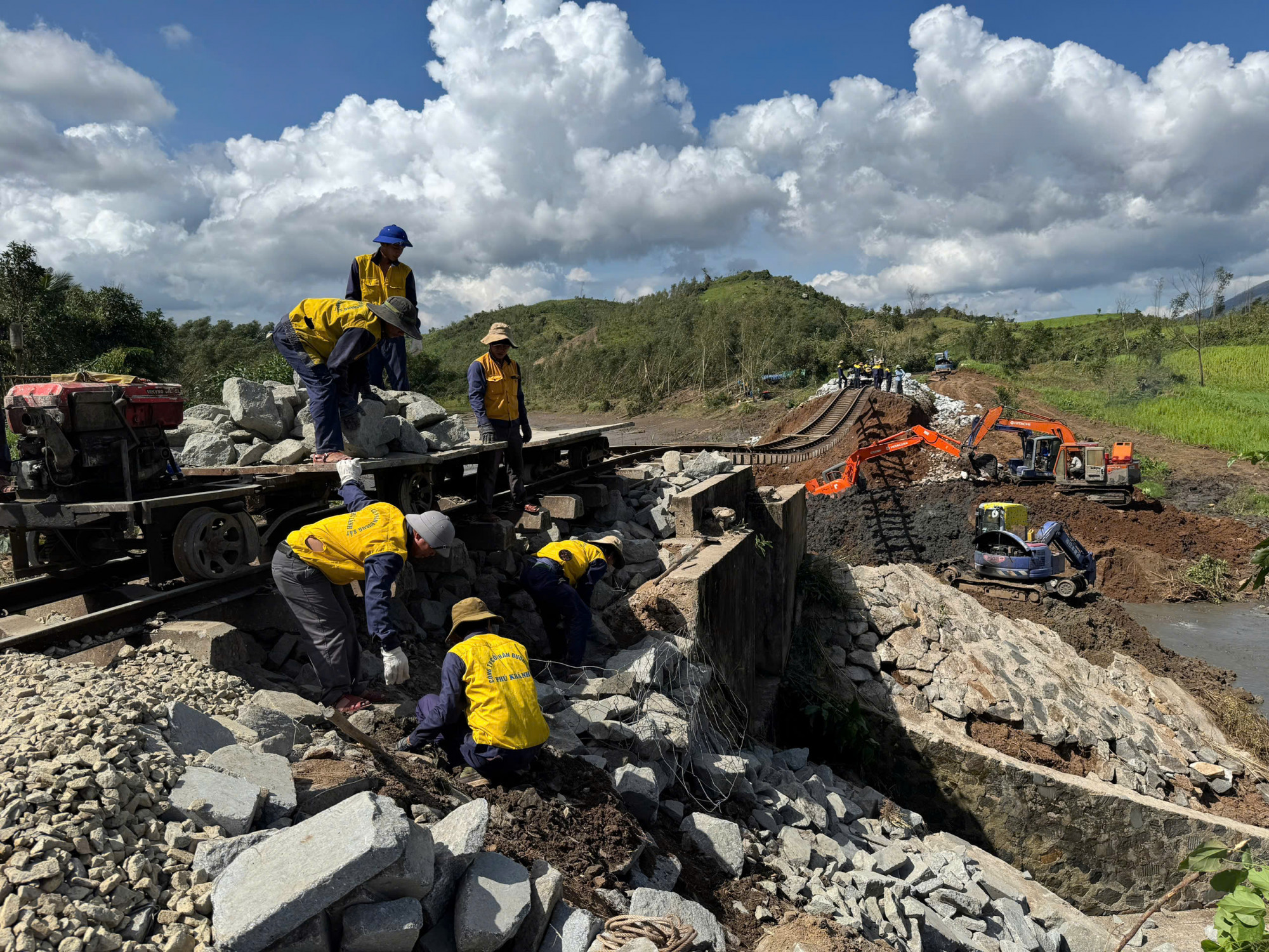 Mục tiêu đặt ra là đến 18 giờ ngày 10/11 sẽ hoàn thành thi công cầu tạm và thông tuyến- Ảnh: Mạnh Hoài Nam