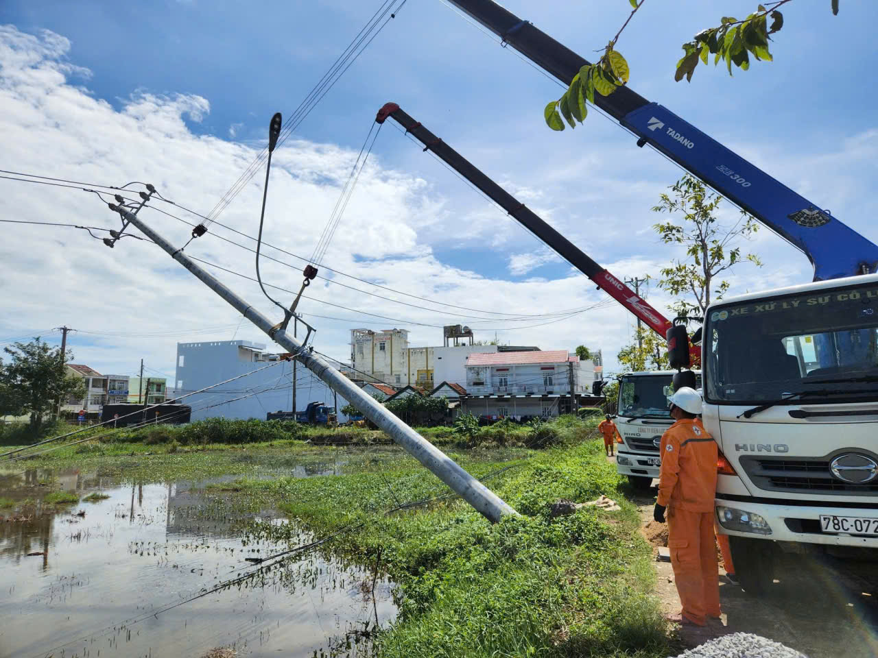 Ngày 9/11, còn 5 xã chưa cấp điện đến trung tâm xã, gồm: Tuy An Tây, Tuy An Đông, Ô Loan, Xuân Lãnh, Phú Mỡ (Đắk Lắk)- Ảnh: Mạnh Hoài Nam