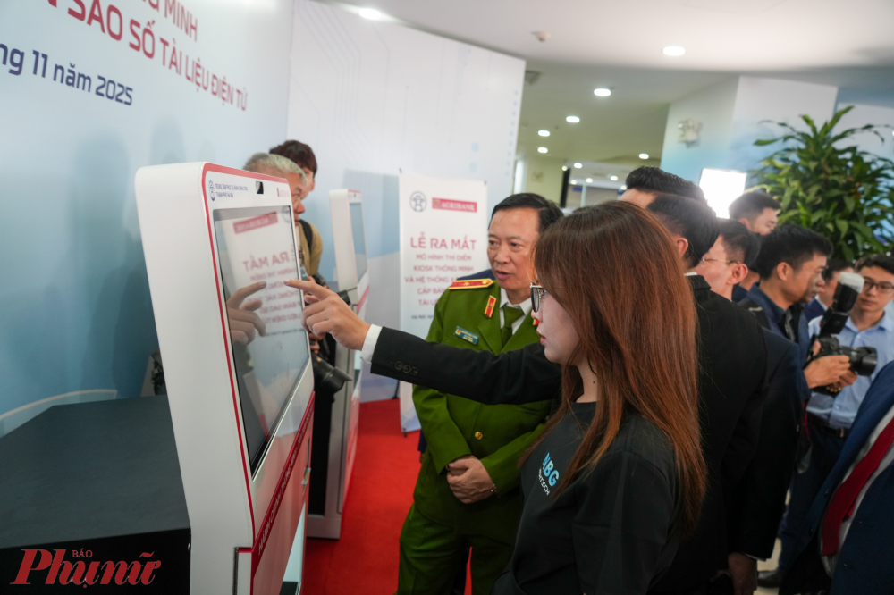 Thiết kế hiện đại, thao tác trực quan, Kiosk thông minh cho phép người dân tự quét giấy tờ gốc và nhận bản sao số trong thời gian chỉ 3–5 phút.