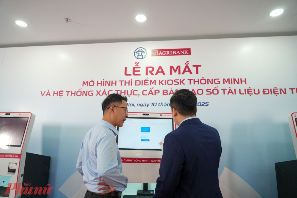 Kiosk được tích hợp trí tuệ nhân tạo (AI) và công nghệ nhận dạng thông minh, cho phép tự động hóa quy trình chứng thực, thay thế nhiều công đoạn thủ công trước đây.