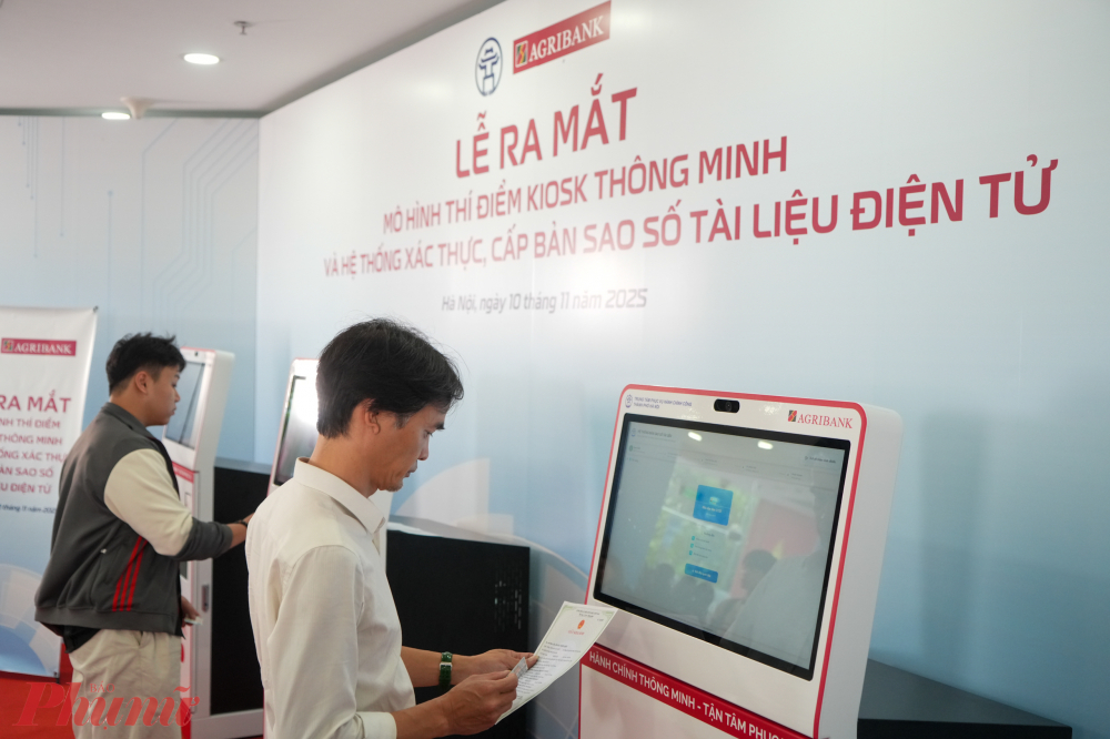 Với Kiosk mới, người dân chỉ cần quét giấy tờ bản gốc, hệ thống sẽ tự động nhận diện, kiểm tra tính hợp lệ, xác thực thông tin và cấp ngay bản sao điện tử hợp pháp chỉ trong vài phút.