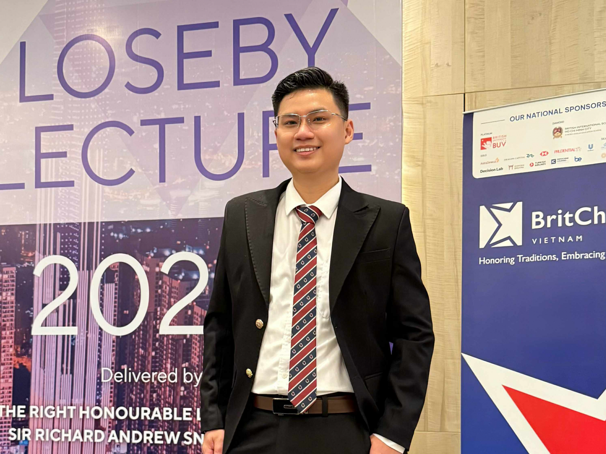 Xử lý hình sự theo tội Hiếp dâm đối với trường hợp vợ/chồng cưỡng ép quan hệ tình dục trái ý muốn thực tế đã xảy ra. Nhưng nếu đặt hành vi này để xử lý theo Luật Phòng, chống bạo lực gia đình thì còn gặp nhiều cản trở vì Luật chỉ cho phép xử phạt người vi phạm đi lao động công ích (như trồng cây, quét rác…). Khắc phục hạn chế ấy, tôi nghĩ chế tài pháp luật theo Nghị định 282/2025/NĐ-CP đã mở ra một cơ chế pháp lý phù hợp và hiệu quả hơn.