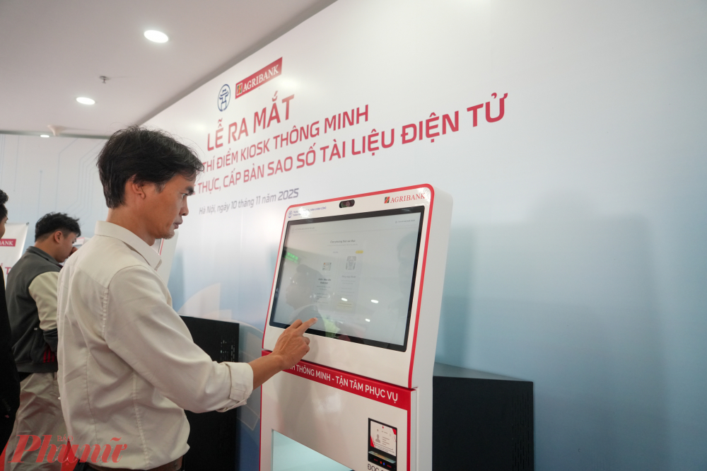 Từ thao tác thủ công sang tự động hóa bằng trí tuệ nhân tạo, Hà Nội đang chứng minh quyết tâm mạnh mẽ trong xây dựng chính quyền điện tử, phục vụ người dân bằng những mô hình cụ thể, thiết thực – nơi “chuyển đổi số” không chỉ là khẩu hiệu, mà là tiện ích hiện hữu trong từng giao dịch hành chính hàng ngày.