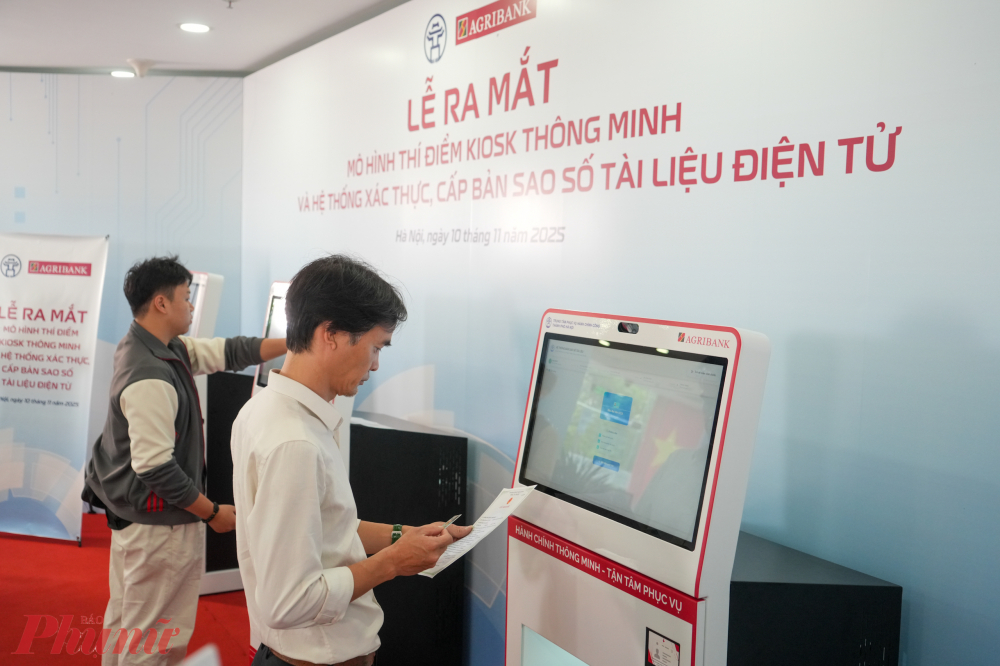 Chiều 10/11/2025, Trung tâm Phục vụ hành chính công TP Hà Nội (258 Võ Chí Công, Tây Hồ) ra mắt mô hình Kiosk thông minh và Hệ thống xác thực, cấp bản sao số tài liệu điện tử