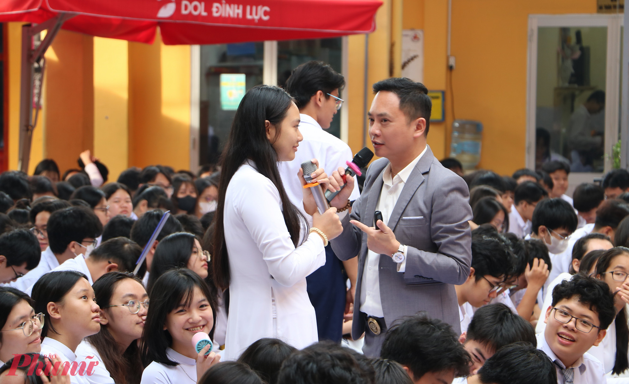 Tiến sĩ Nguyễn Hoàng Khắc Hiếu trao đổi với học sinh - Ảnh: Trang Thư