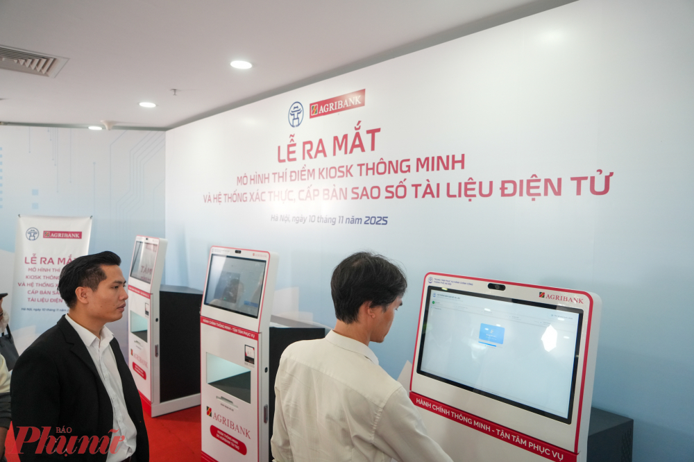 Trung tâm phục vụ hành chính công bố trí đội hỗ trợ kỹ thuật, giúp người dân làm quen với thao tác số hóa tài liệu.