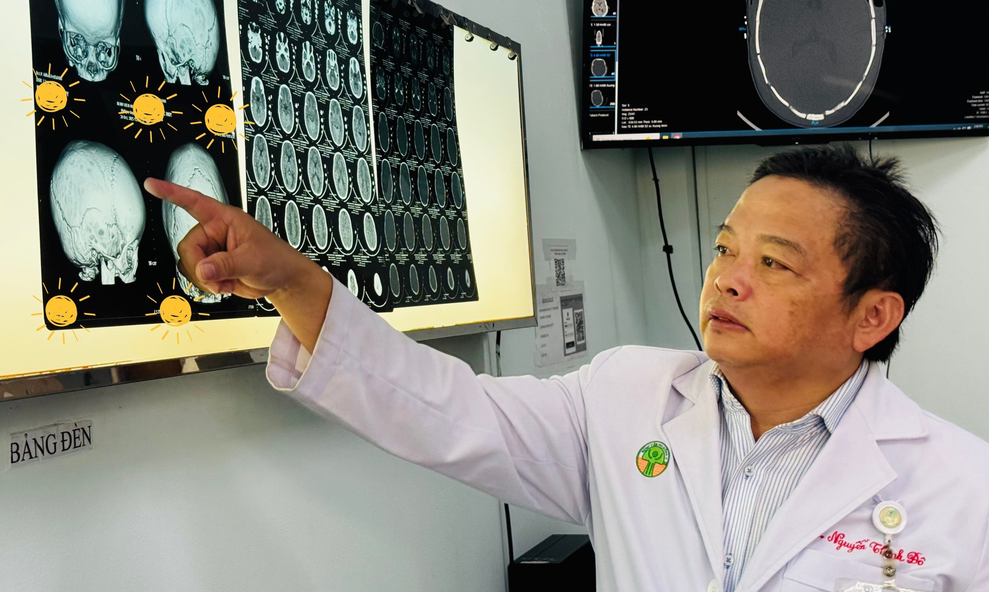 Bác sĩ Đô kiểm tra chẩn đoán hình ảnh sau khi thực hiện tạo hình cho bệnh nhi, ảnh BV