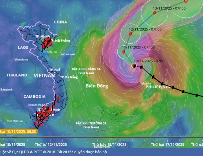 Bão số 14 Fung-wong rất mạnh bắt đầu đổi hướng, dự báo khu vực gió giật cấp 16