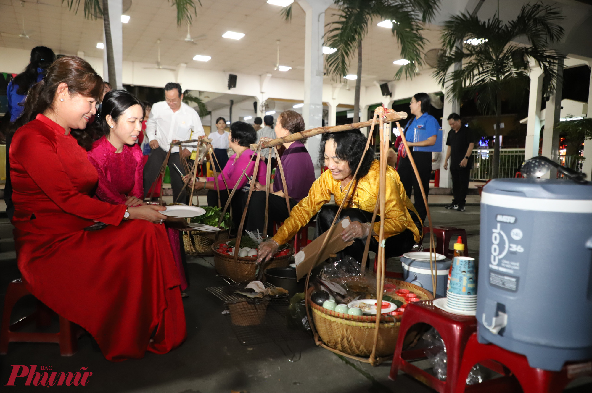 Các gian hàng tại ngày hội thu hút đông đảo bà con tham gia - Ảnh: Thanh Tâm