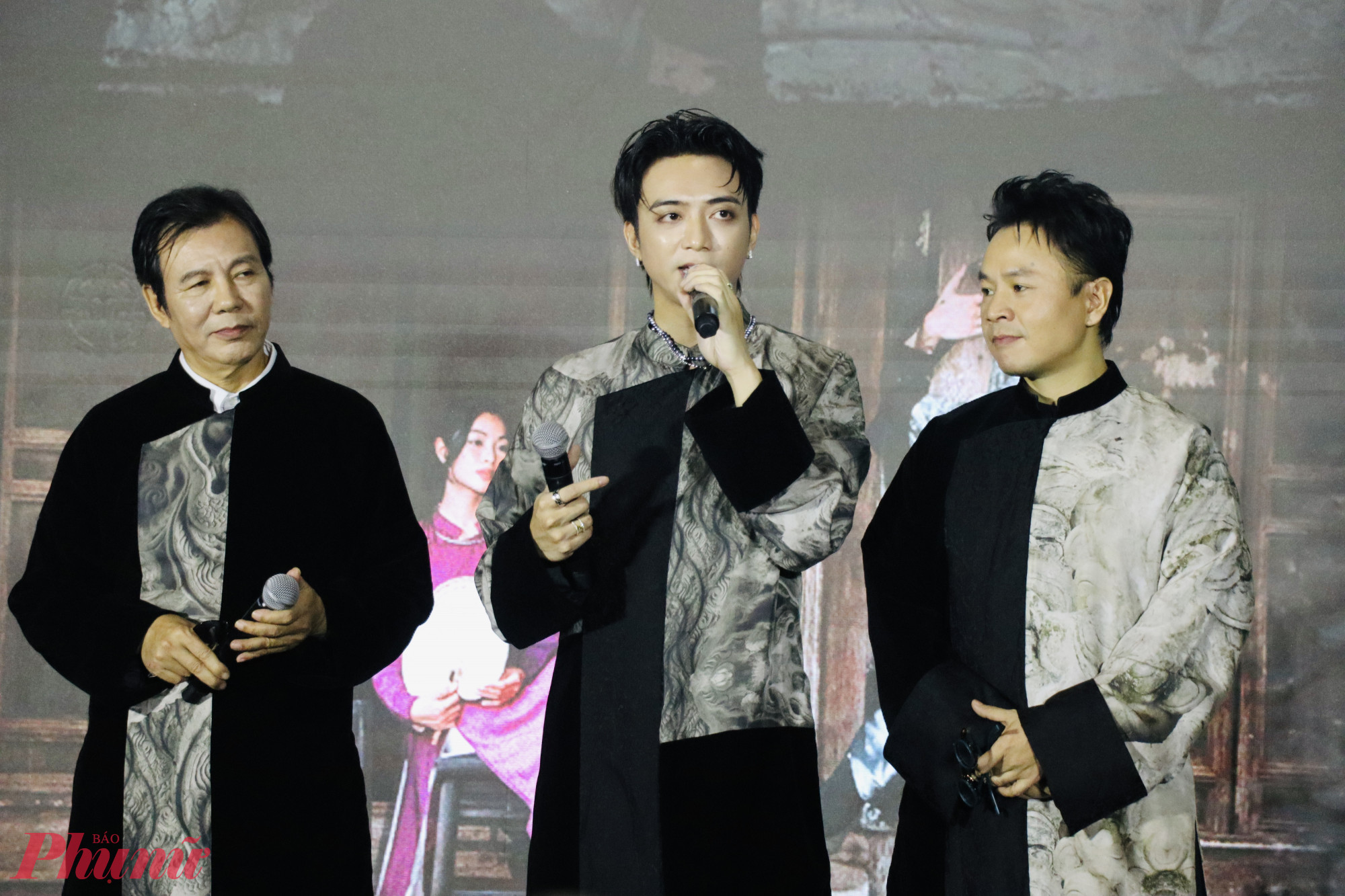 Soobin cùng cha - NSND Huỳnh Tú (bìa trái) và Binz trong sự kiện giới thiệu các sản phẩm, dự án của anh tại TPHCM vào chiều 10/11