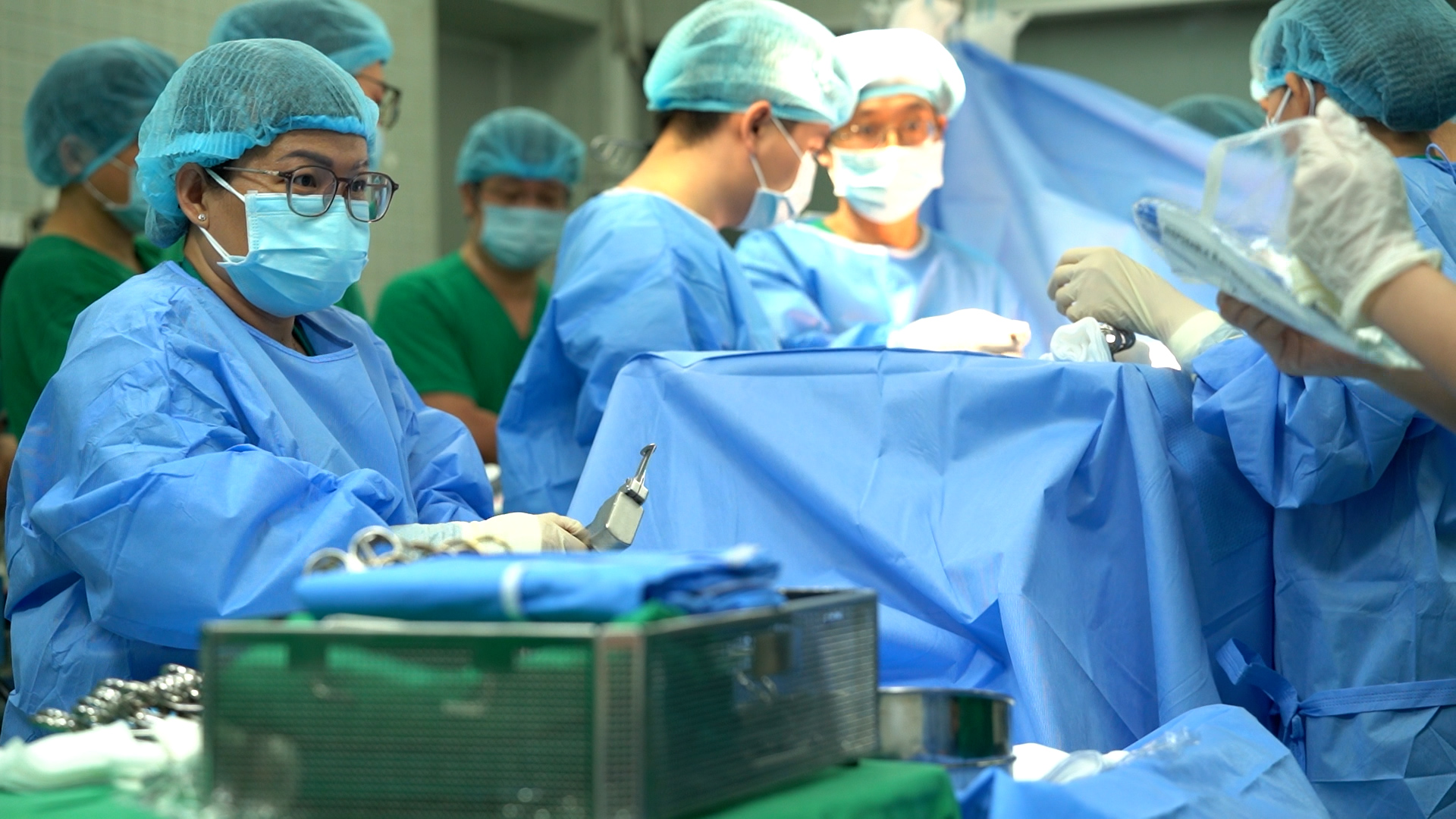 Đội ngũ bác sĩ ghép tạng của người hiến cho người nhận, ảnh BVCC