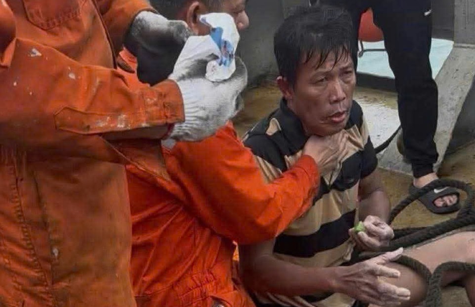 Anh Quang khi được tàu hàng cứu lên_Nhân viên tàu hàng Hải Nam 39.