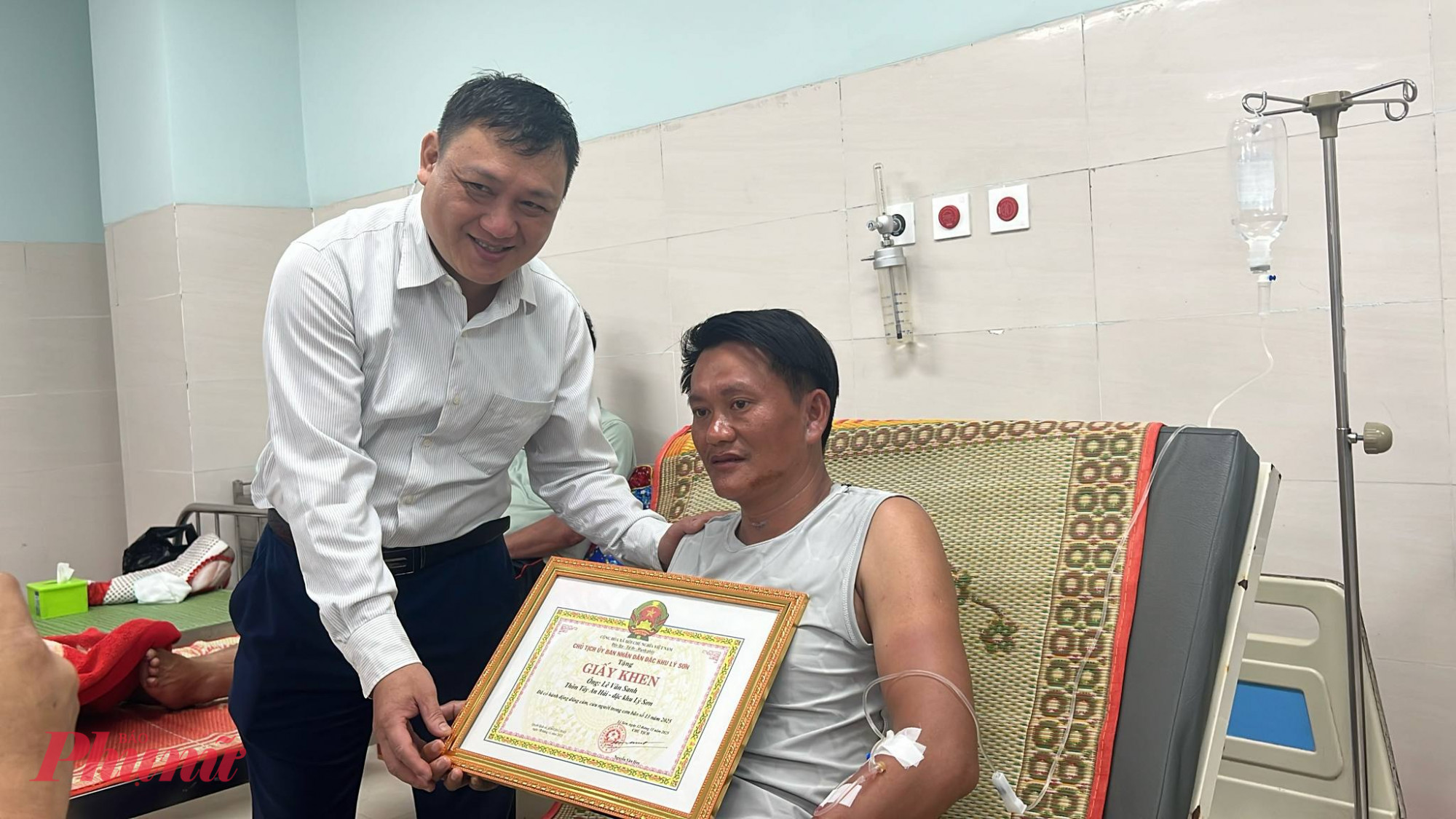 Ông Nguyễn Văn Huy trao giấy khen cho anh Lê Văn Sanh