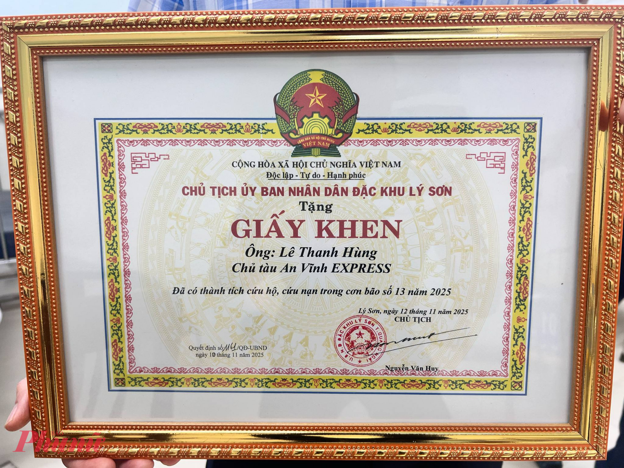 Tặng giấy khen cho ông Lê Thanh Hùng - chủ tàu An Vĩnh Express