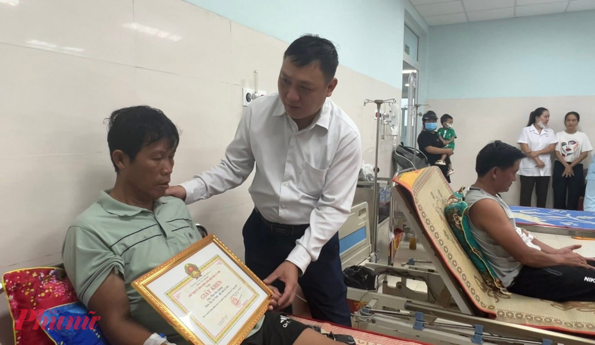 Trao tặng giấy khen cho anh Phan Duy Quang