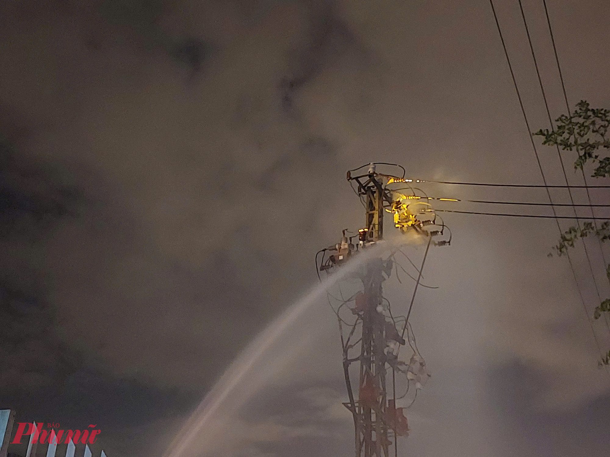 Trụ điện phát nổ khiến hàng loạt công ty trong khu công nghiệp tạm ngưng hoạt động.