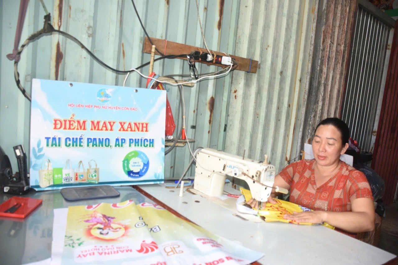 Chị Trần Thị Kiều (khu dân cư số 9) vốn là một thợ may có thâm niên khoảng 8-9 trên địa bàn Côn Đảo may túi xách từ pano tái chế