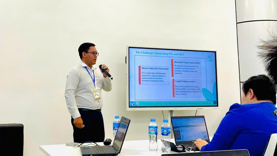 Kỹ sư Lâm Bửu Quí - đại diện EVNHCMC trình bày tham luận và giới thiệu những thành tựu nổi bật về lưới điện thông minh - Ảnh: EVNHCMC