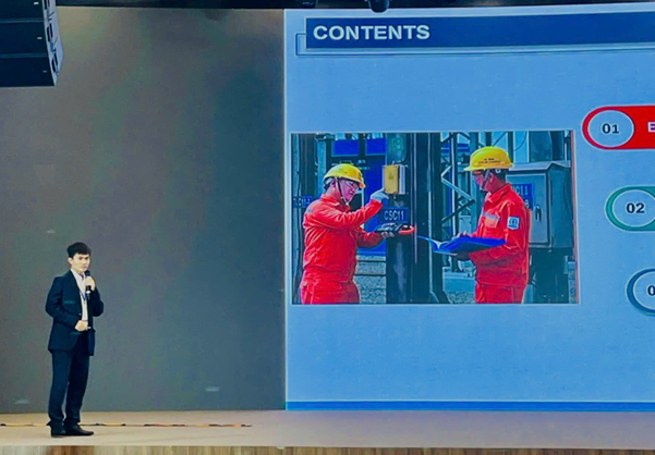 Kỹ sư Nguyễn Thanh Hoan đại diện EVNHCMC trình bày tham luận và giới thiệu những thành tựu nổi bật về lưới điện thông minh - Ảnh: EVNHCMC