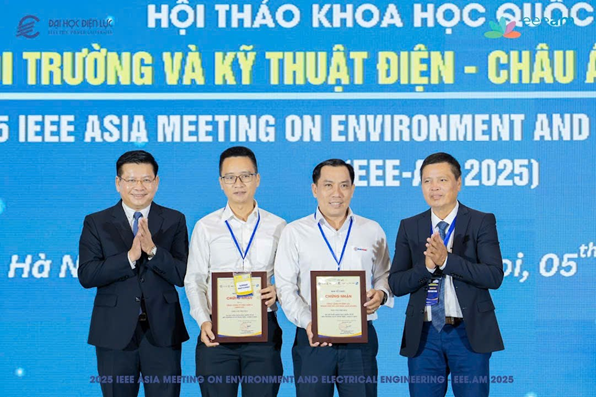 Ông Nguyễn Tấn Hưng - Trưởng Ban truyền thông EVNHCMC (đứng thứ hai bên phải) nhận chứng nhận từ Ban tổ chức - Ảnh: EVNHCMC