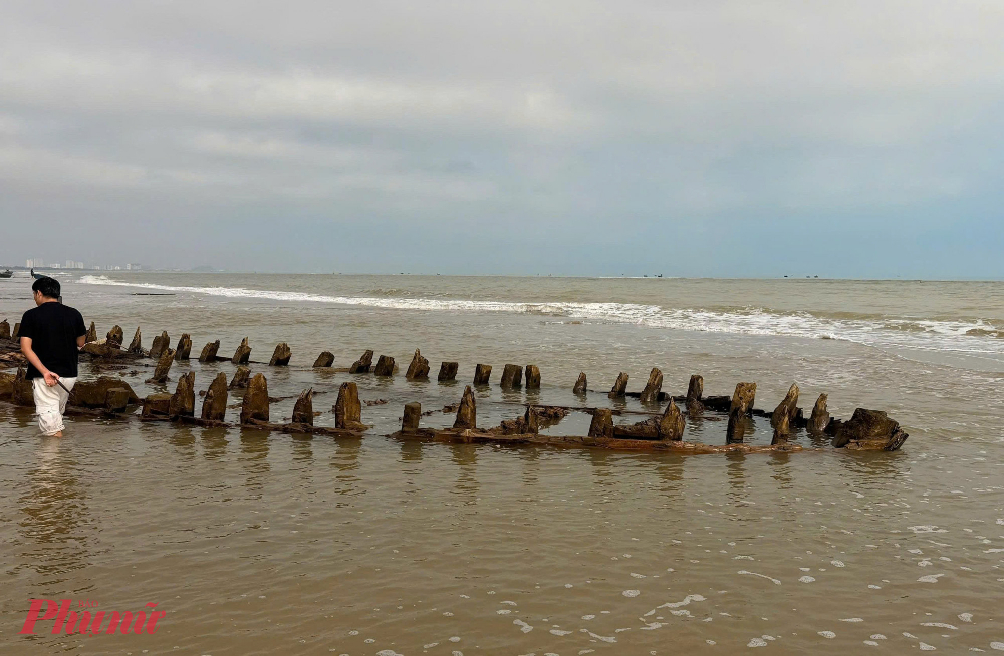 Khu vực con tàu xuất lộ trước đây là đồi cát, thời Pháp thuộc là đất vườn ông Trùm Đủ - cách mép biển khoảng 700-800m.