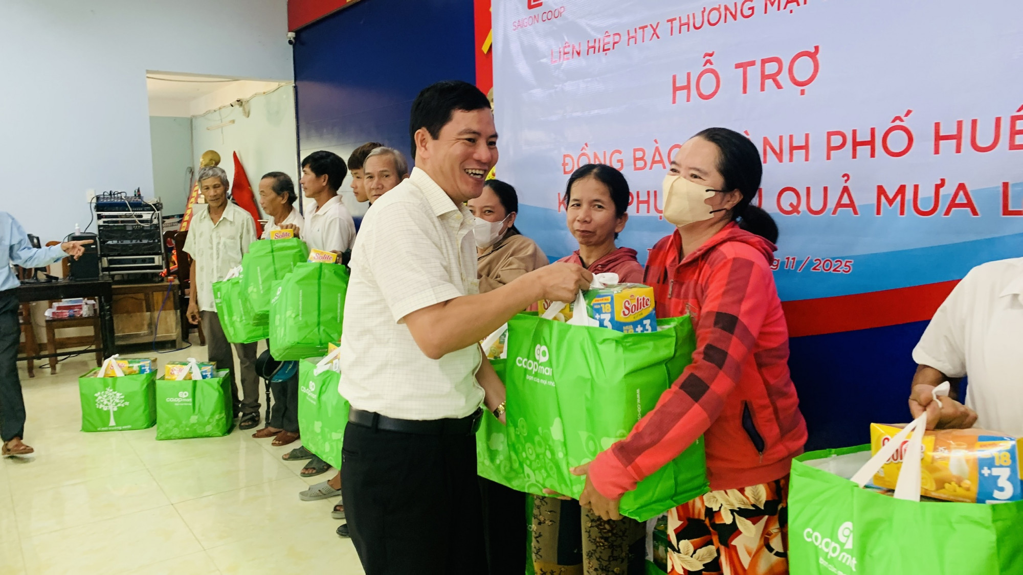 Co.opmart Huế ứng phó nhanh chóng, kịp thời hỗ trợ và san sẻ với người dân