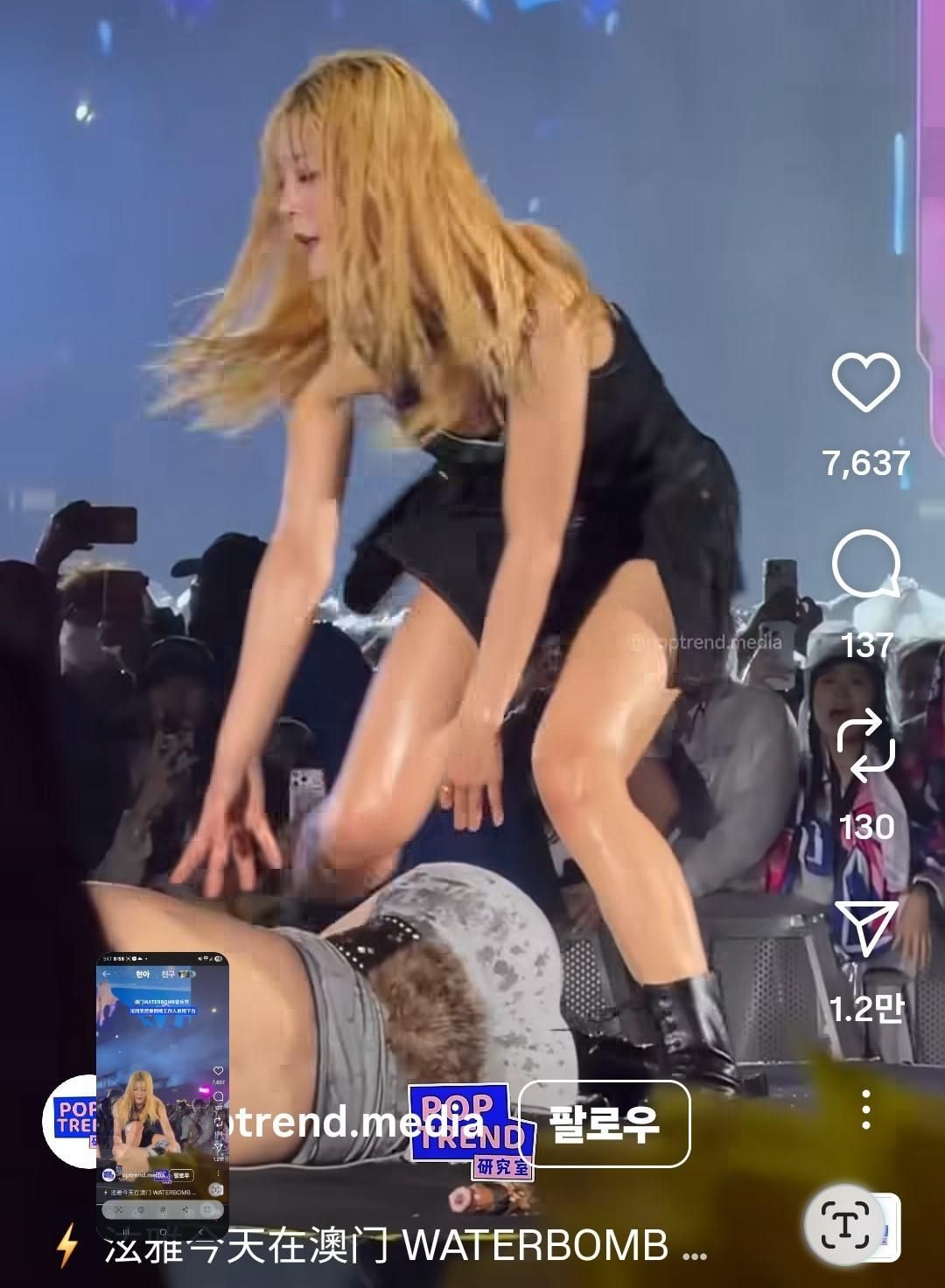 HyunA ngã gục trên sân khấu trong một buổi biểu diễn ở Ma Cao khi các vũ công chạy đến hỗ trợ cô. Ảnh chụp từ mạng xã hội