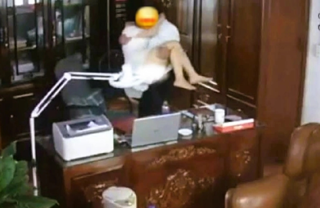 A: Hình ảnh người đàn ông được cho là lãnh đạo Trường THPT có hành động, cử chỉ thân mật với một phụ nữ trong phòng làm việc gây xôn xao trên MXH. Ảnh cắt từ clip